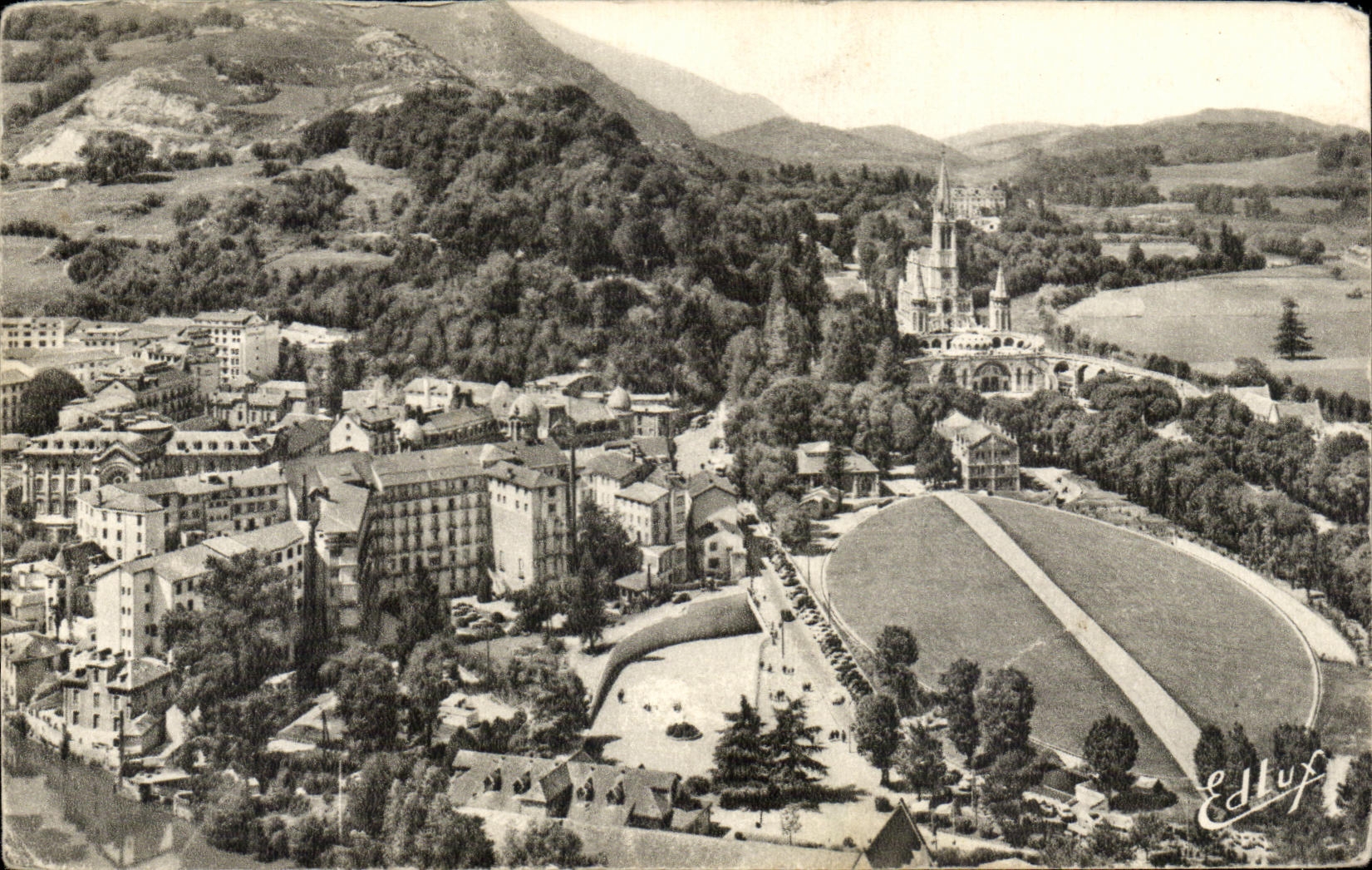 CPA Lourdes La Basilique Vue Generale
