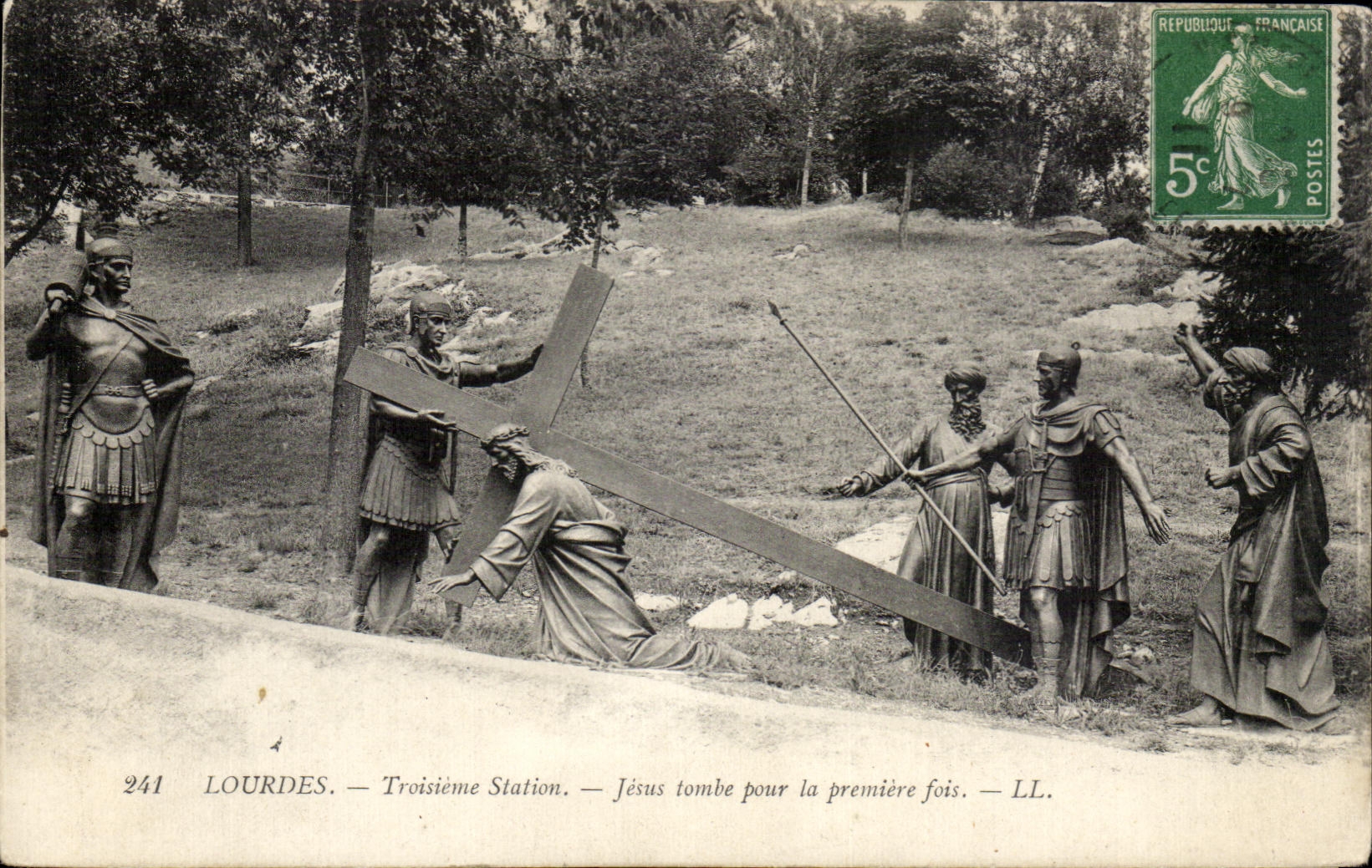 CPA Lourdes Troisieme Station Jesus tombe pour la Premiere fois