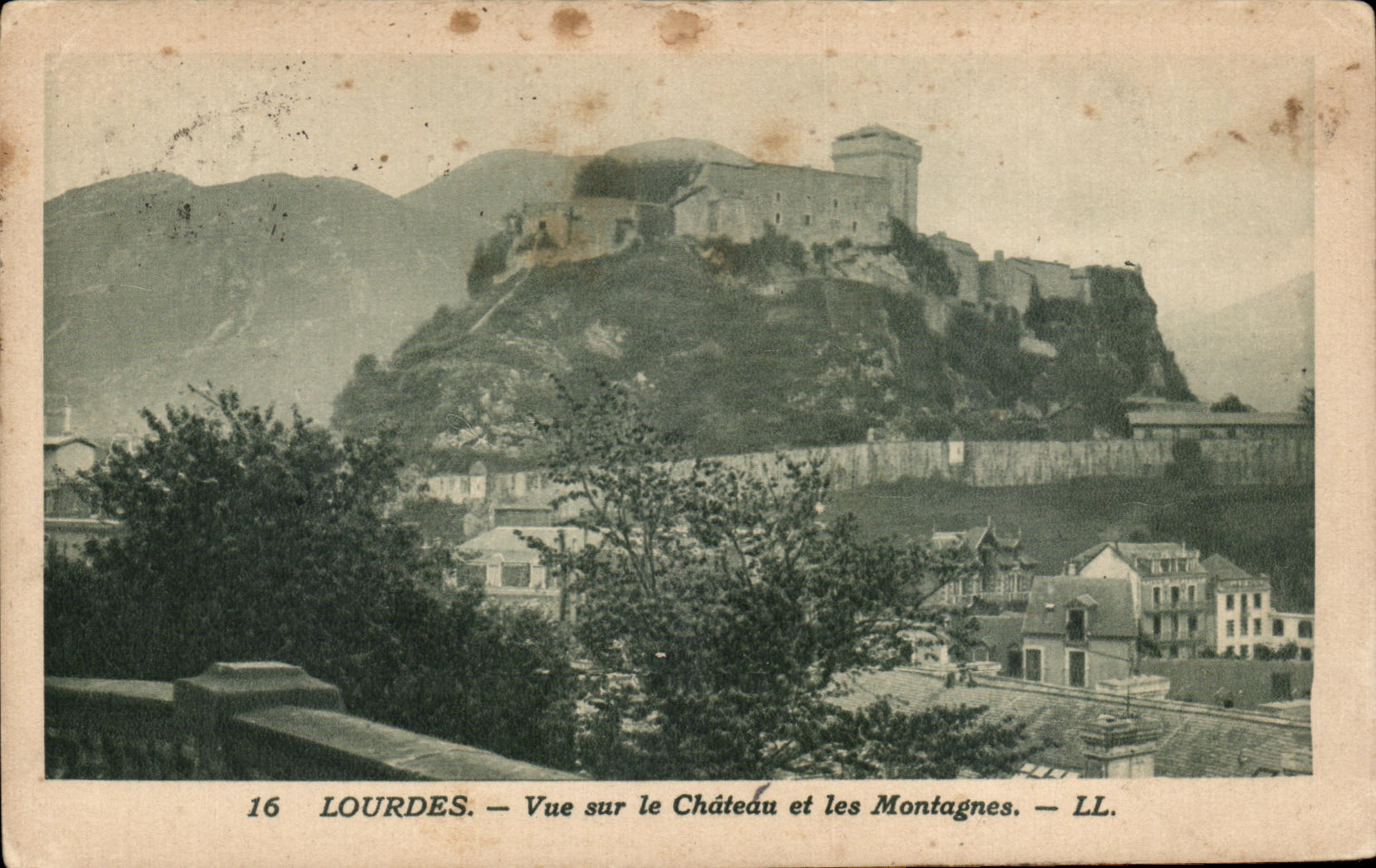 CPA Lourdes Vue sur le Chateau et les Montagnes
