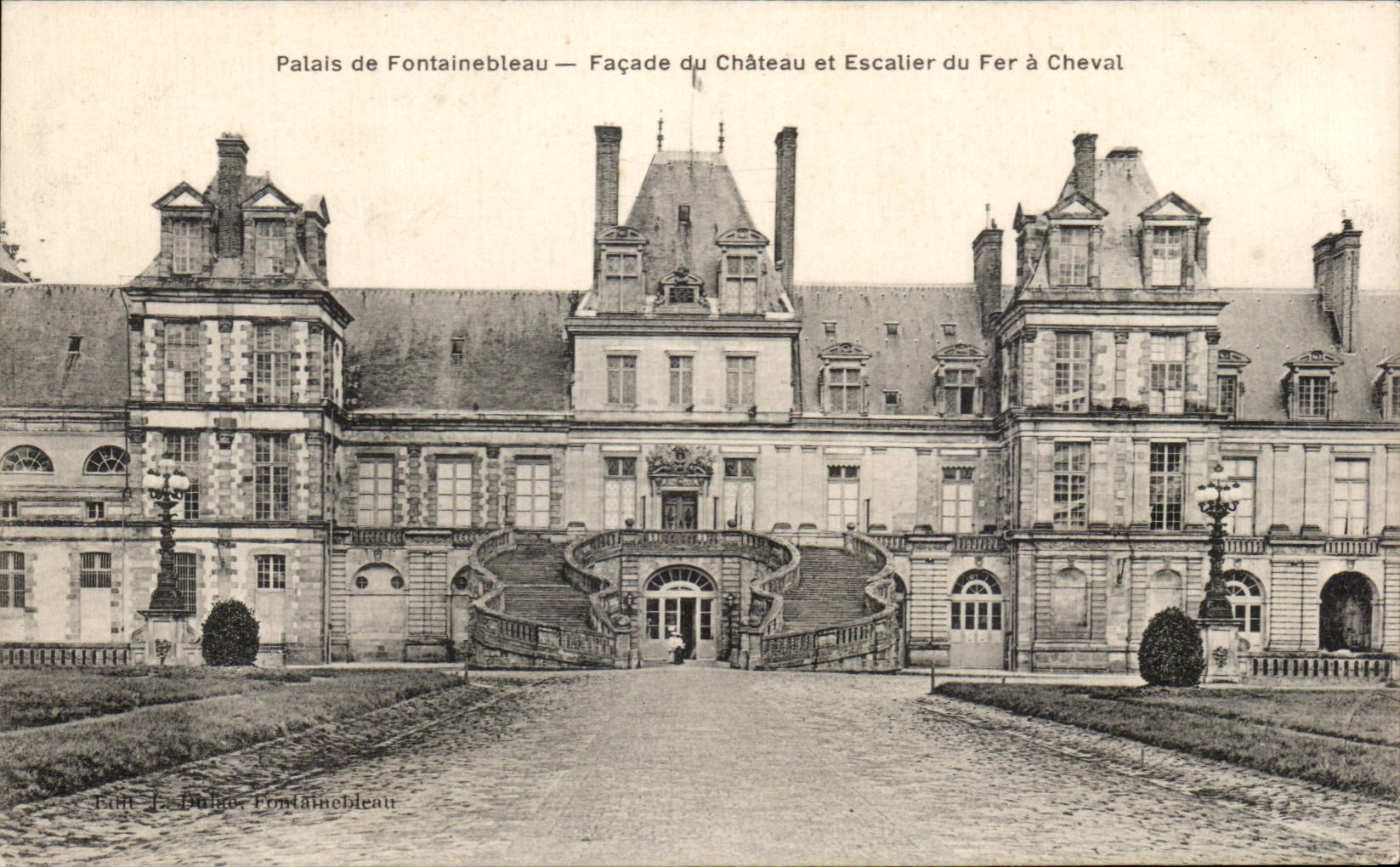 CPA Fontainebleau Palais Facade du chateau et escalier du fer a cheval