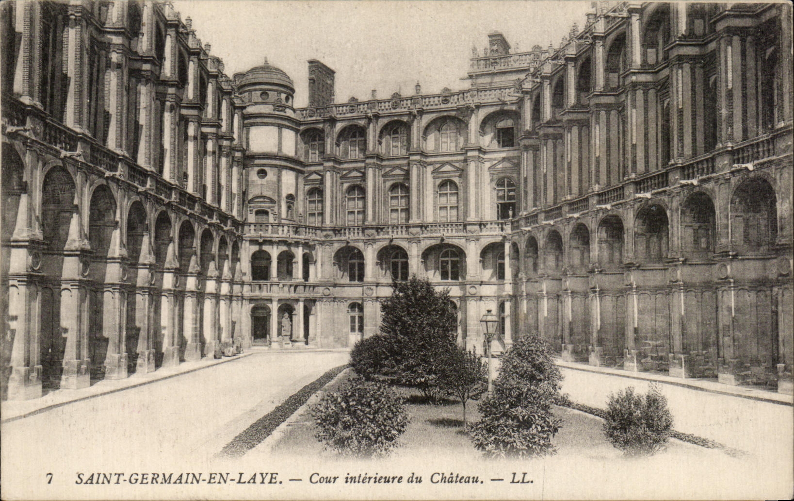 Santo German de CPA en el interior de la corte del martillo del arbusto del castillo