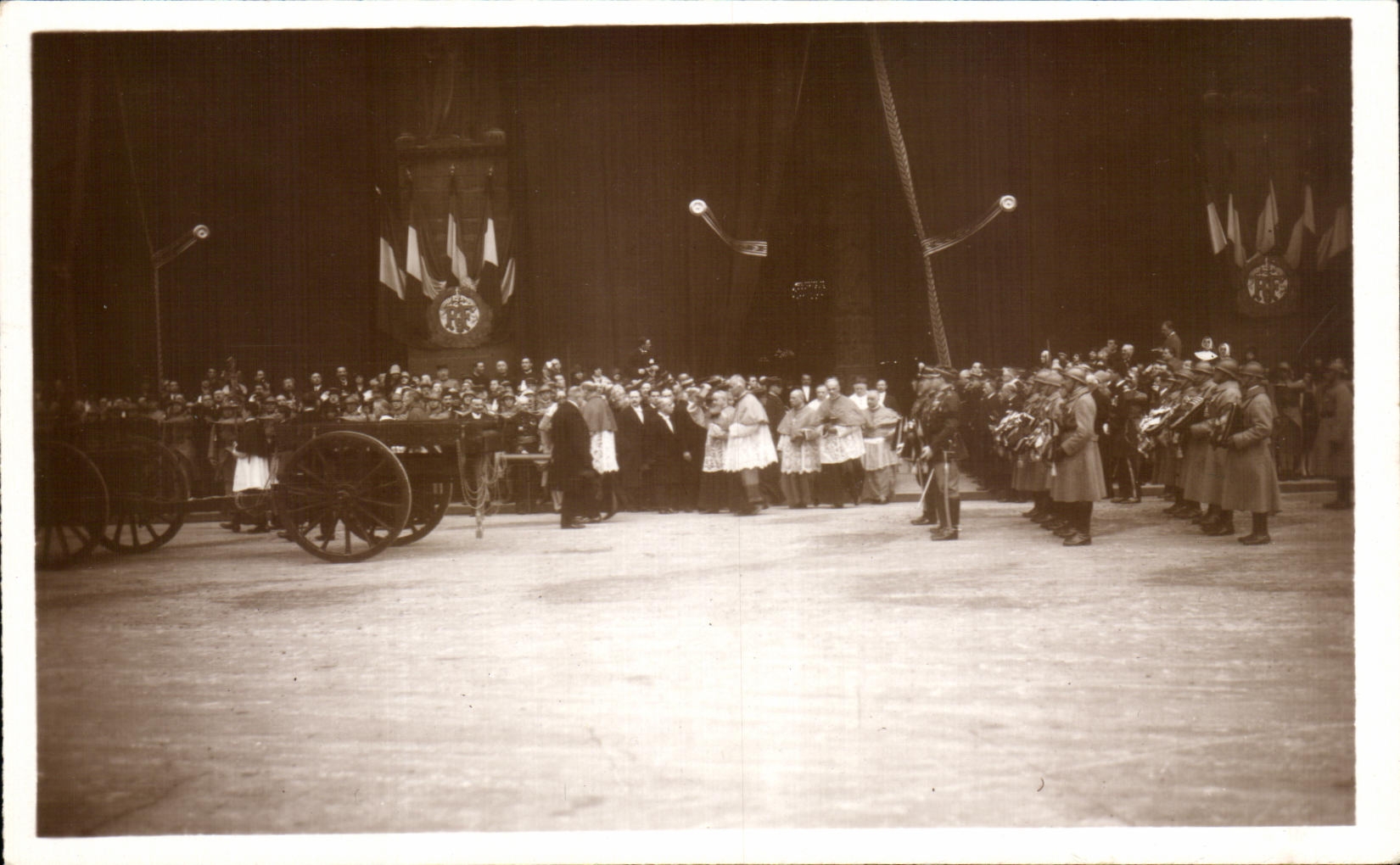 CPA Funerailles Du Marechal Foch Mars Depart de Notre Dame Le clerge Mars 1929 Paris Militaria
