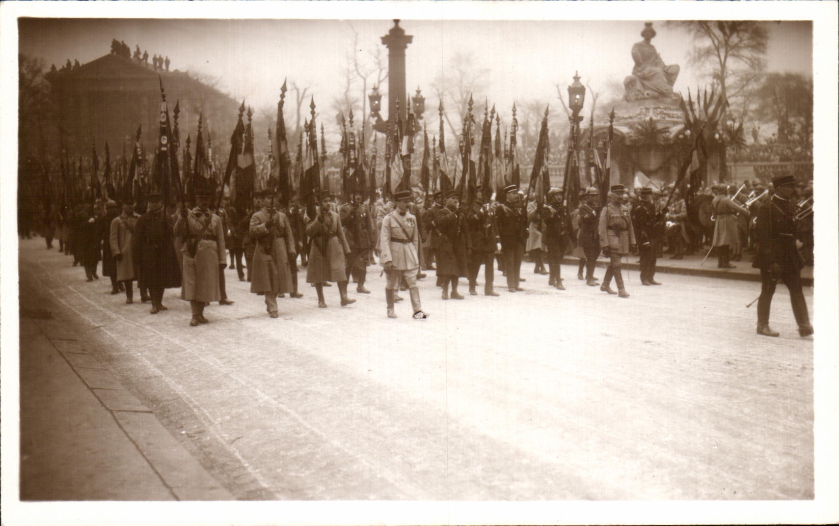 CPA Funerailles Du Marechal Foch Mars Depart de Notre Dame Le clerge Mars 1929 Paris Militaria
