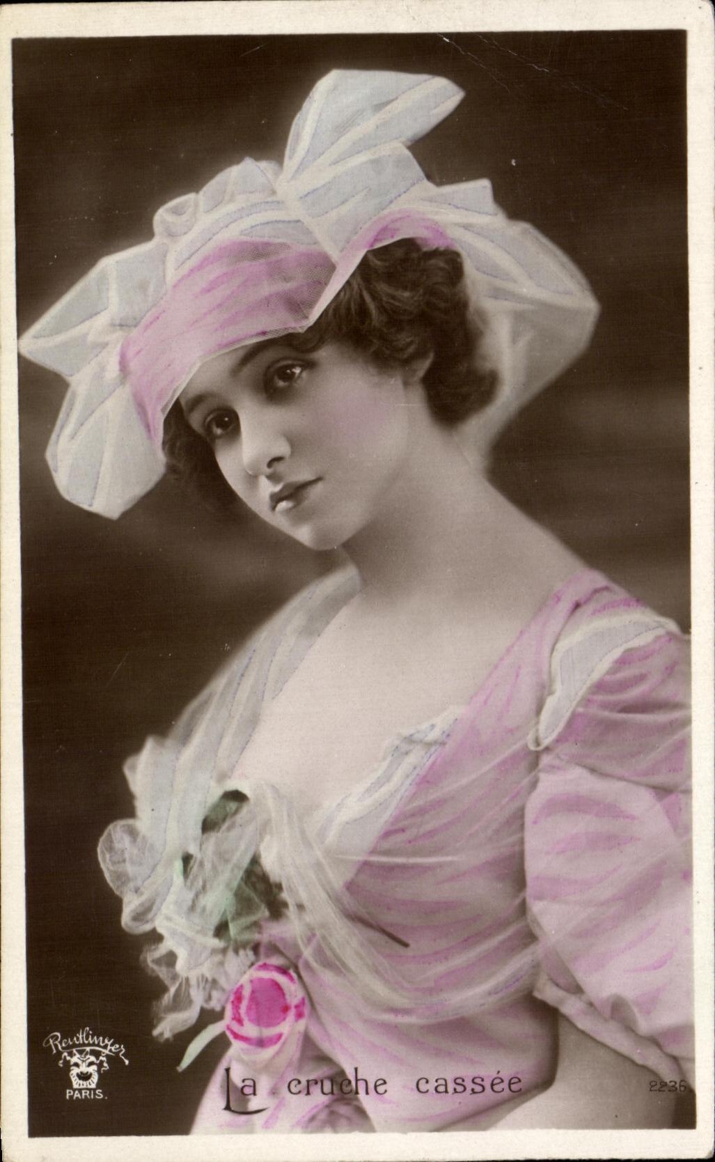 CPA Fantaisie Femme La crucje cassee