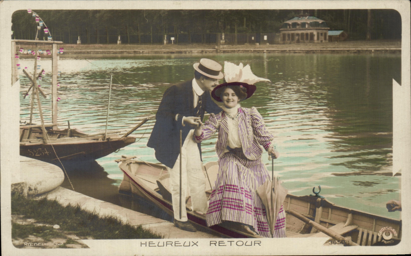 CPA Fantaisie Femme Heureux retour Barque