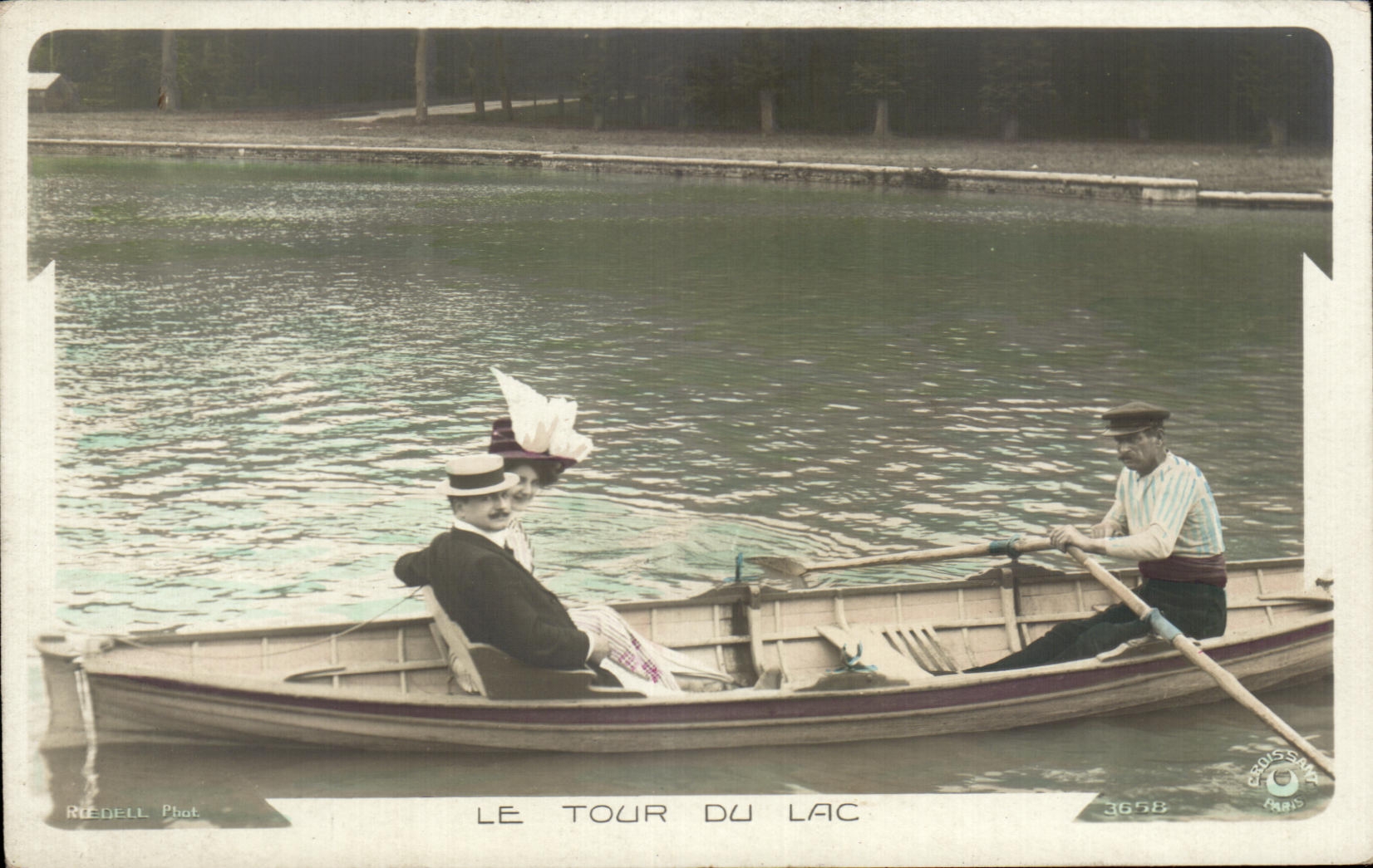 CPA Fantaisie Femme Le tour du lac Barque