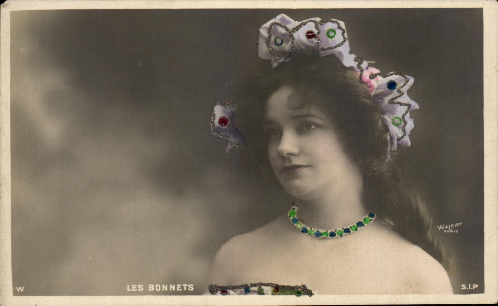 CPA Fantaisie Femme Les bonnets