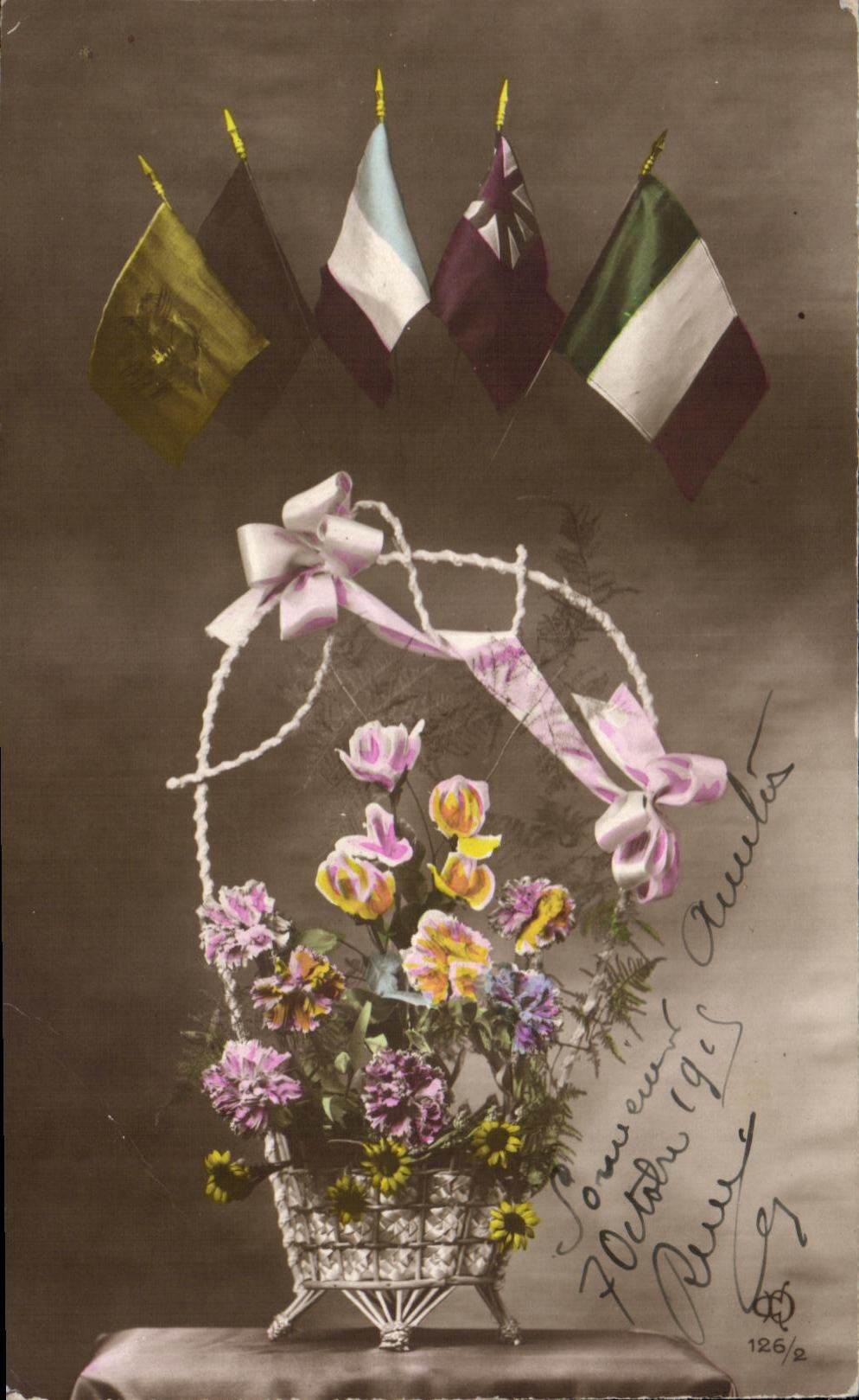 CPA Fantaisie Fleurs Drapeaux Militaria 