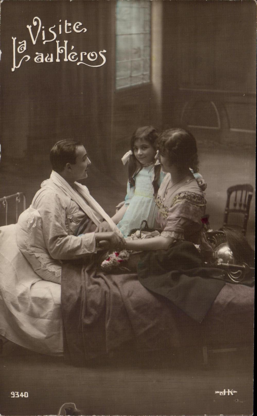 CPA Fantaisie Femme La visite au heros Militaria