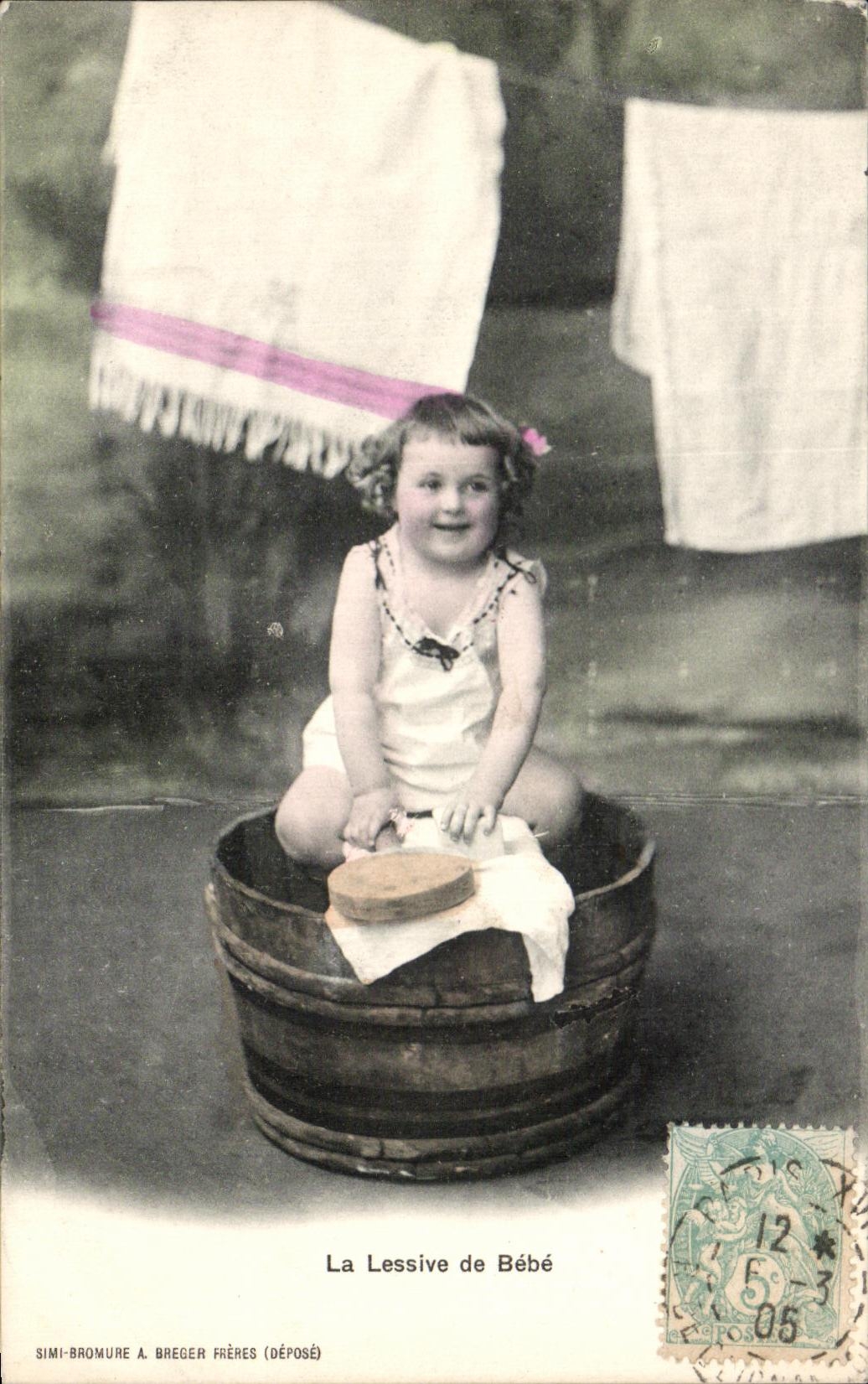 CPA Fantaisie Enfant La lessive de bebe