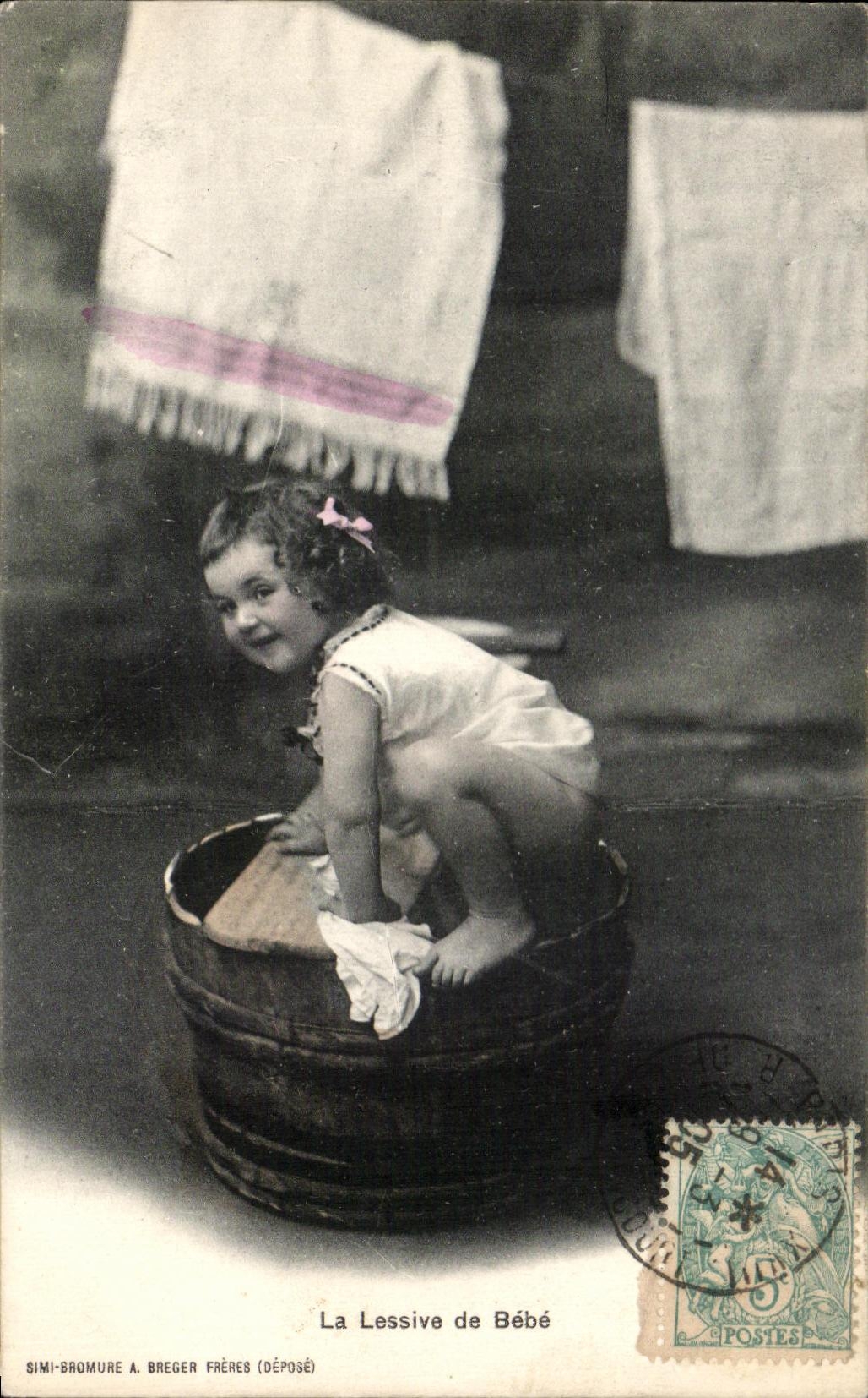 CPA Fantaisie Enfant La lessive de bebe