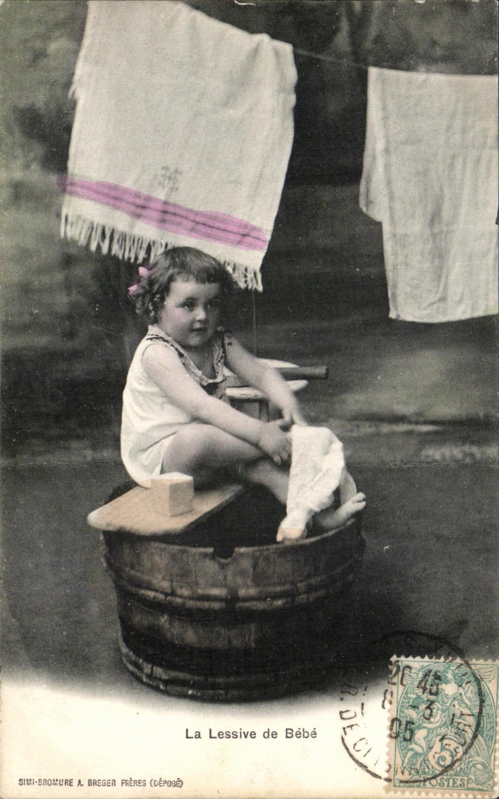 CPA Fantaisie Enfant La lessive de bebe 