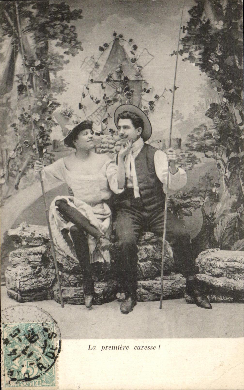 CPA Fantaisie Femme La premiere caresse