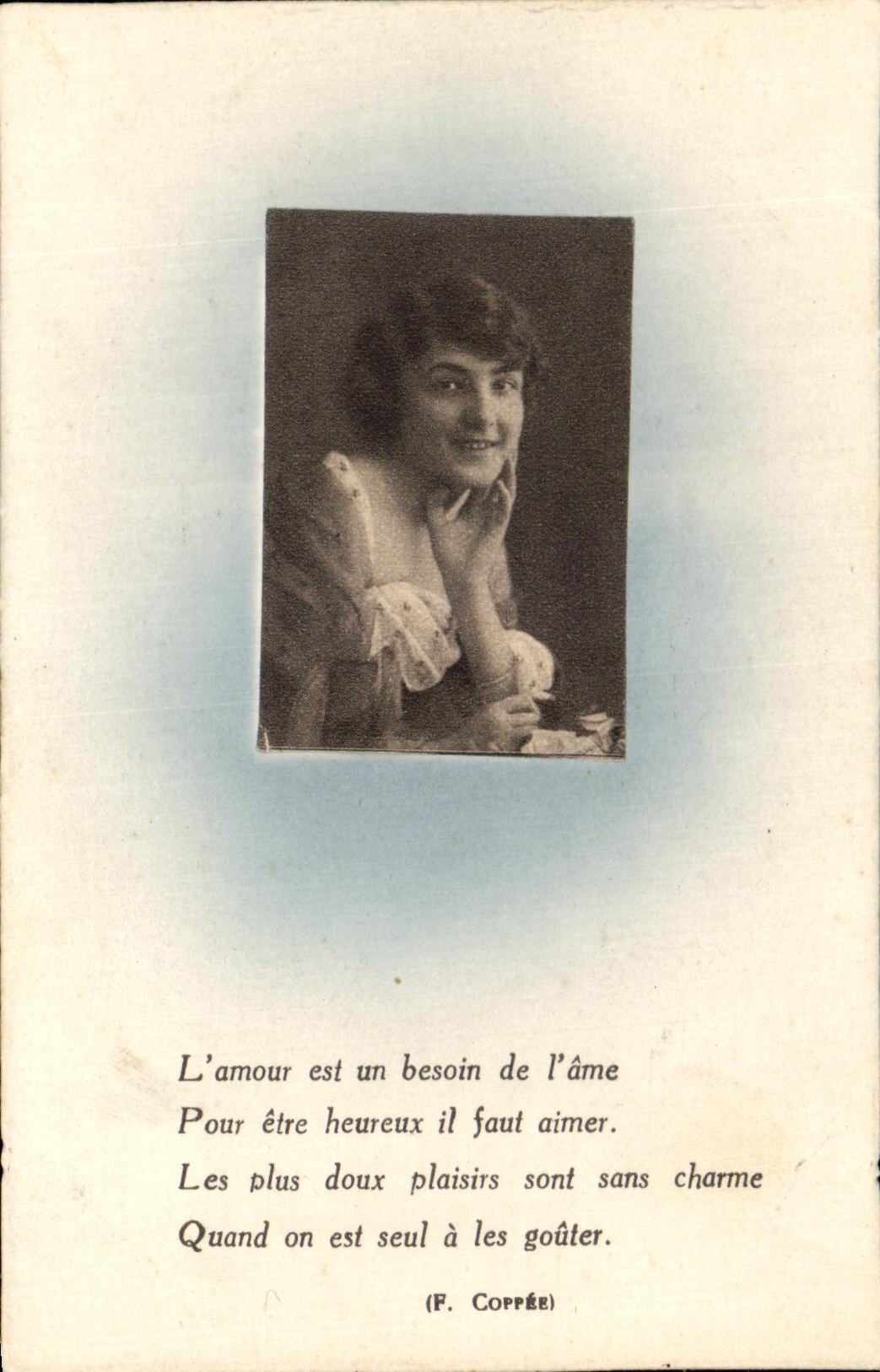 CPA Fantaisie Femme L'amour est un besoin de l'ame 