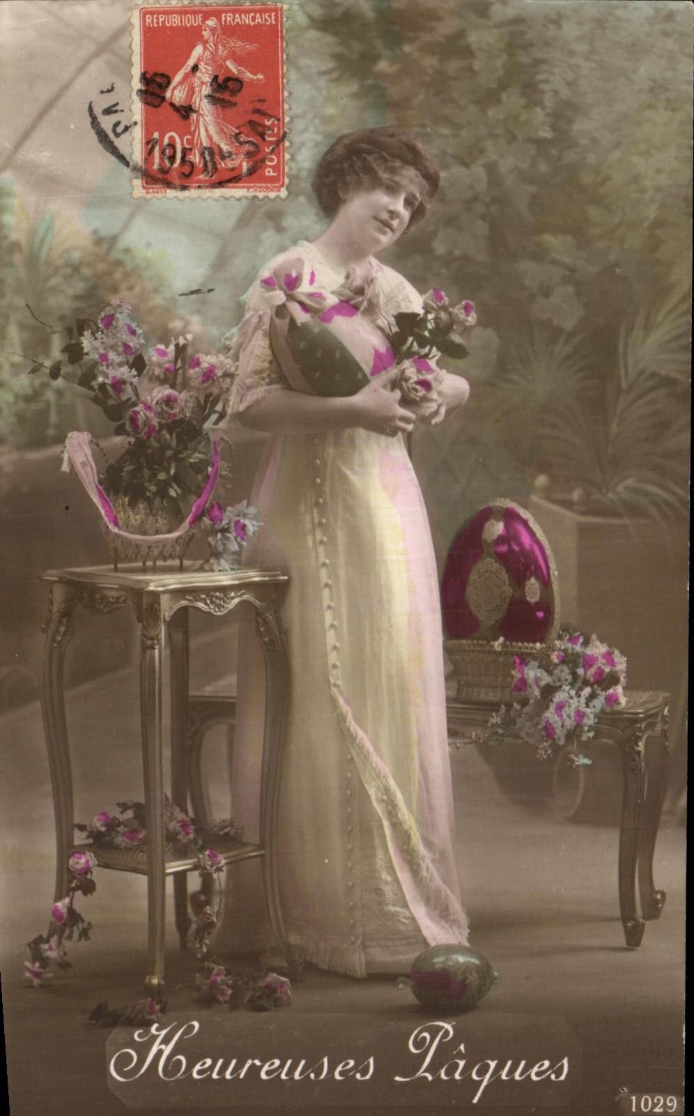 CPA Fantaisie Femme Paques oeufs