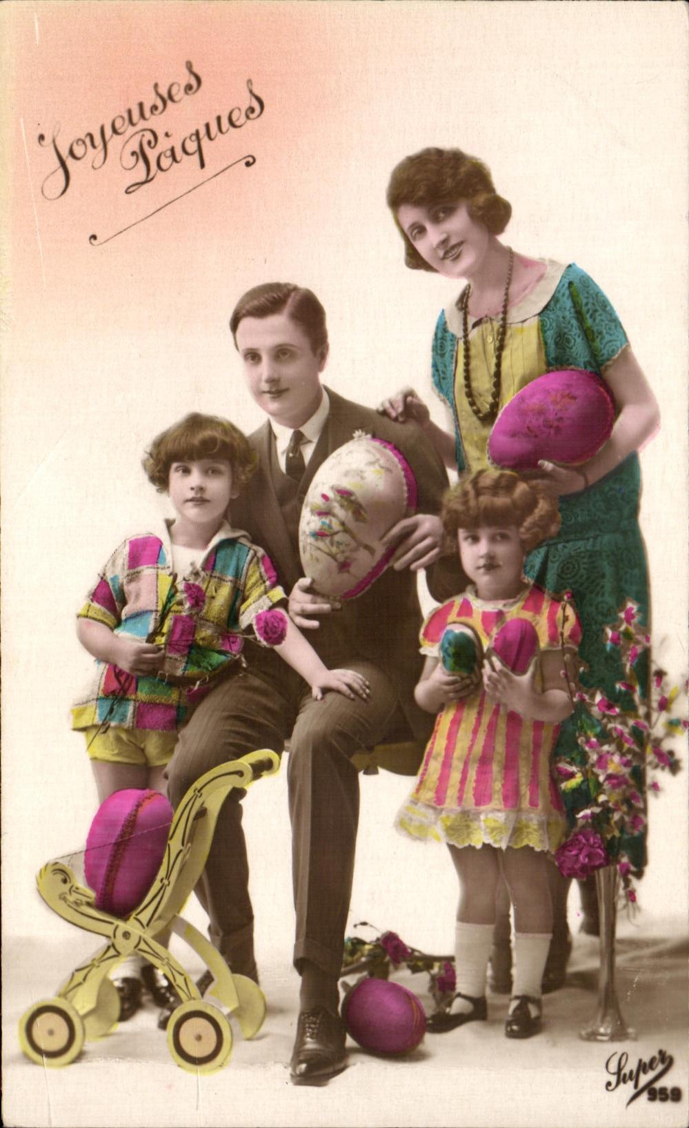 CPA Fantaisie Femme Famille Oeufs Paques 