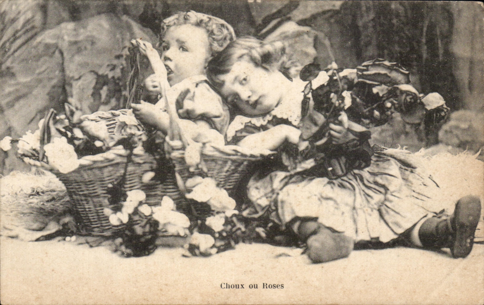 CPA Fantaisie Enfants Choux ou roses