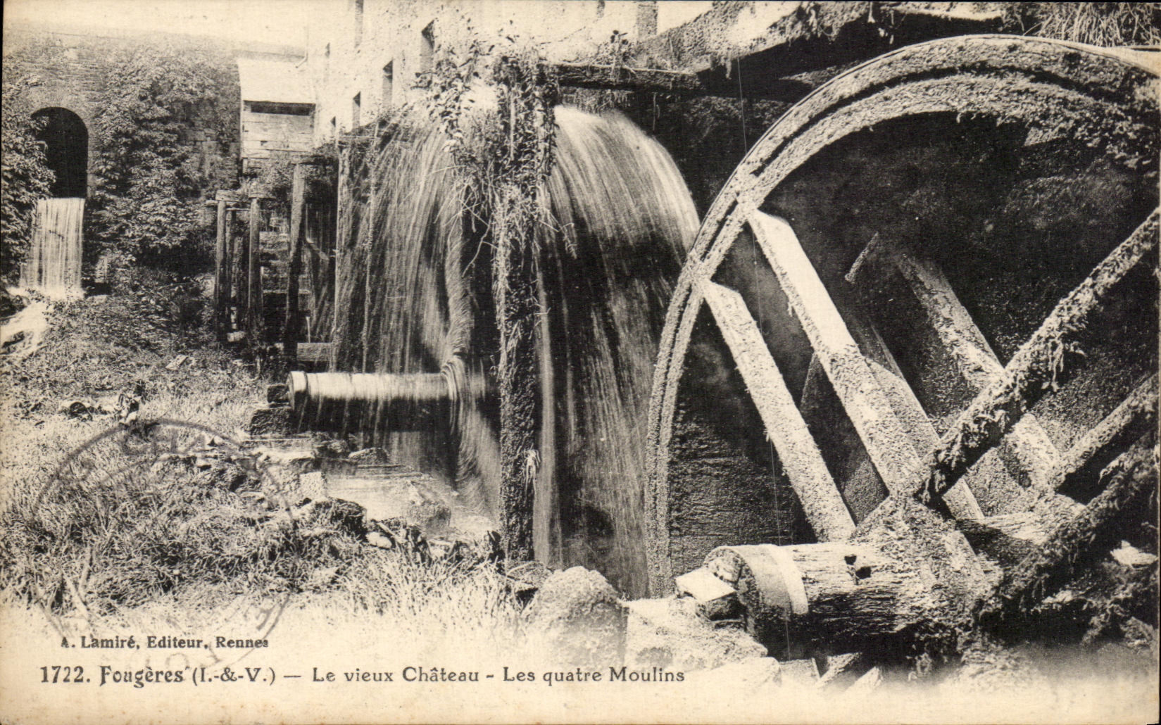 CPA Fougeres Le Vieux Chateau Les quatre Moulins