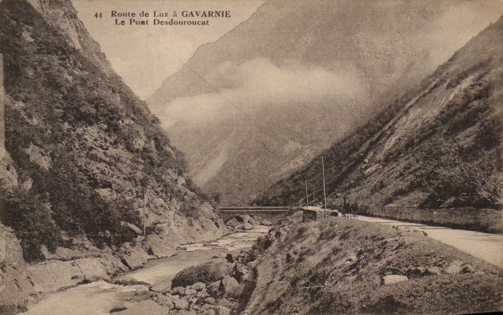 CPA Route de Luz a Gavarnie Le Pont Desdouroucat