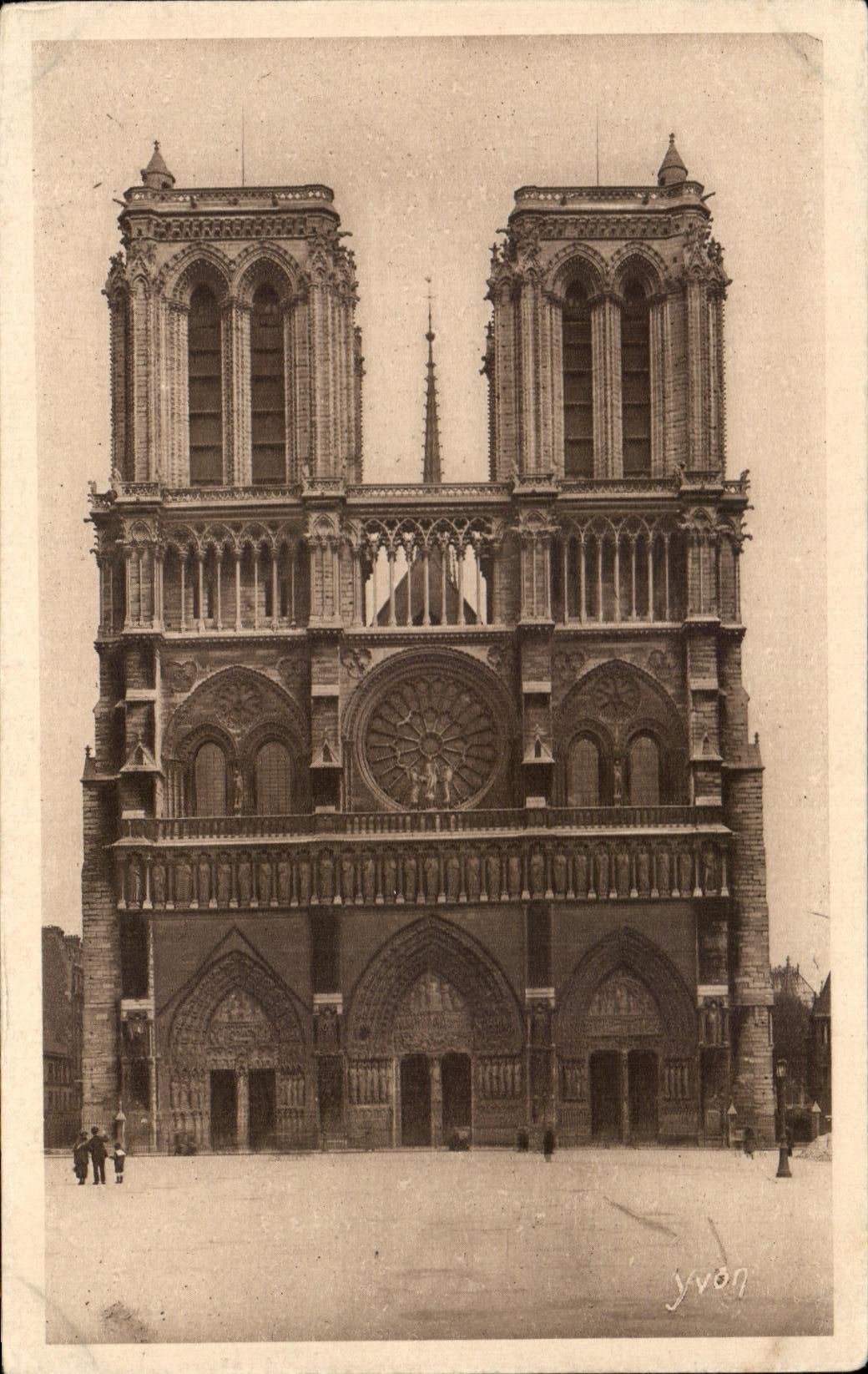 CPA Paris While Strolling Notre Dame the Frontage