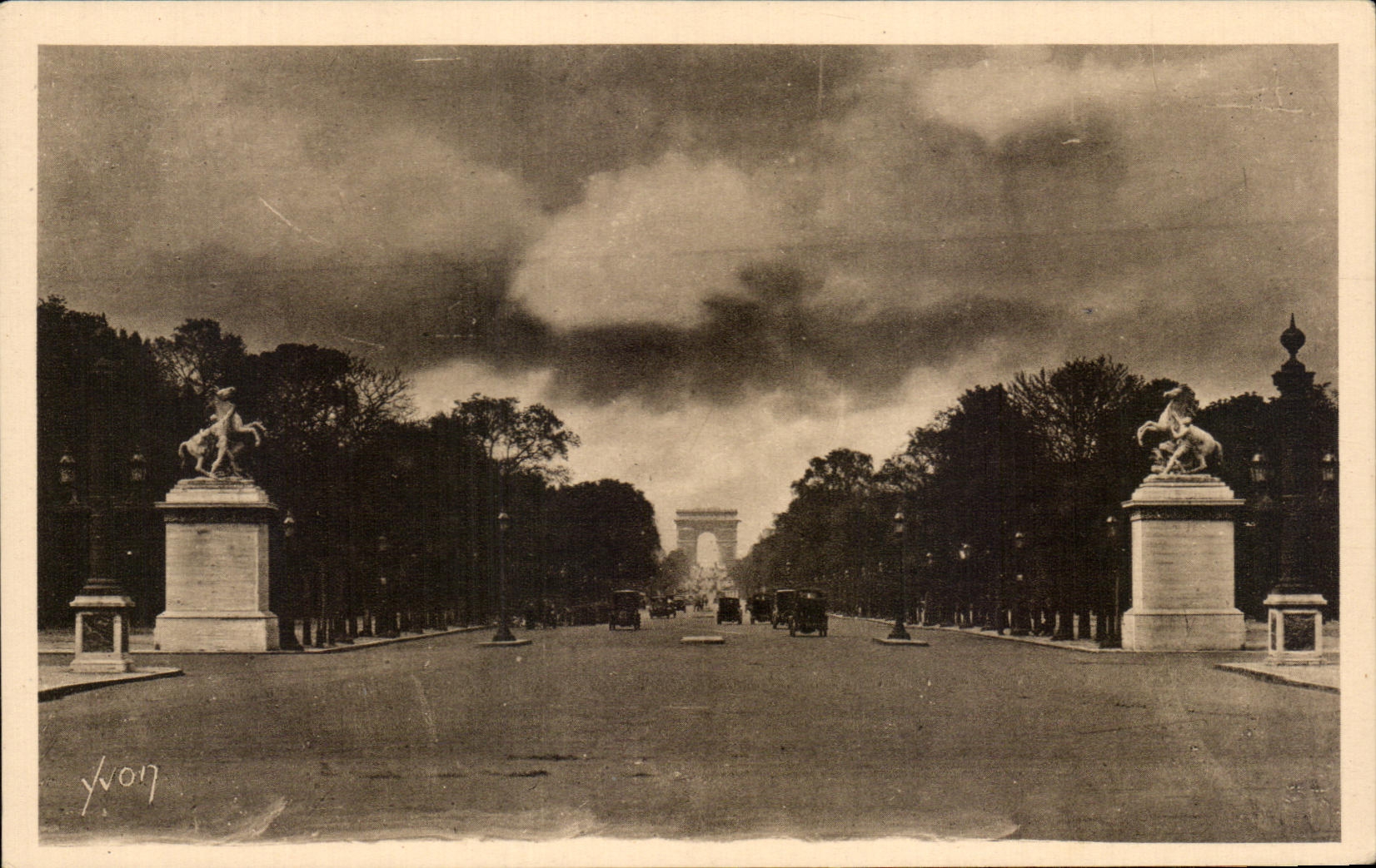 CPA Paris En Flanant l'Avenue des Champs Elysees Yvon