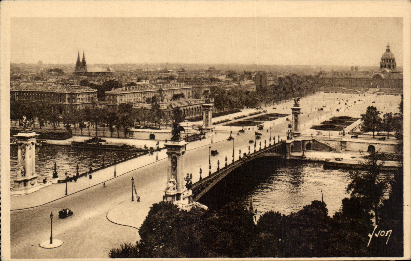 CPA Paris While Strolling the Bridge Alexandre III and I' Esplanade