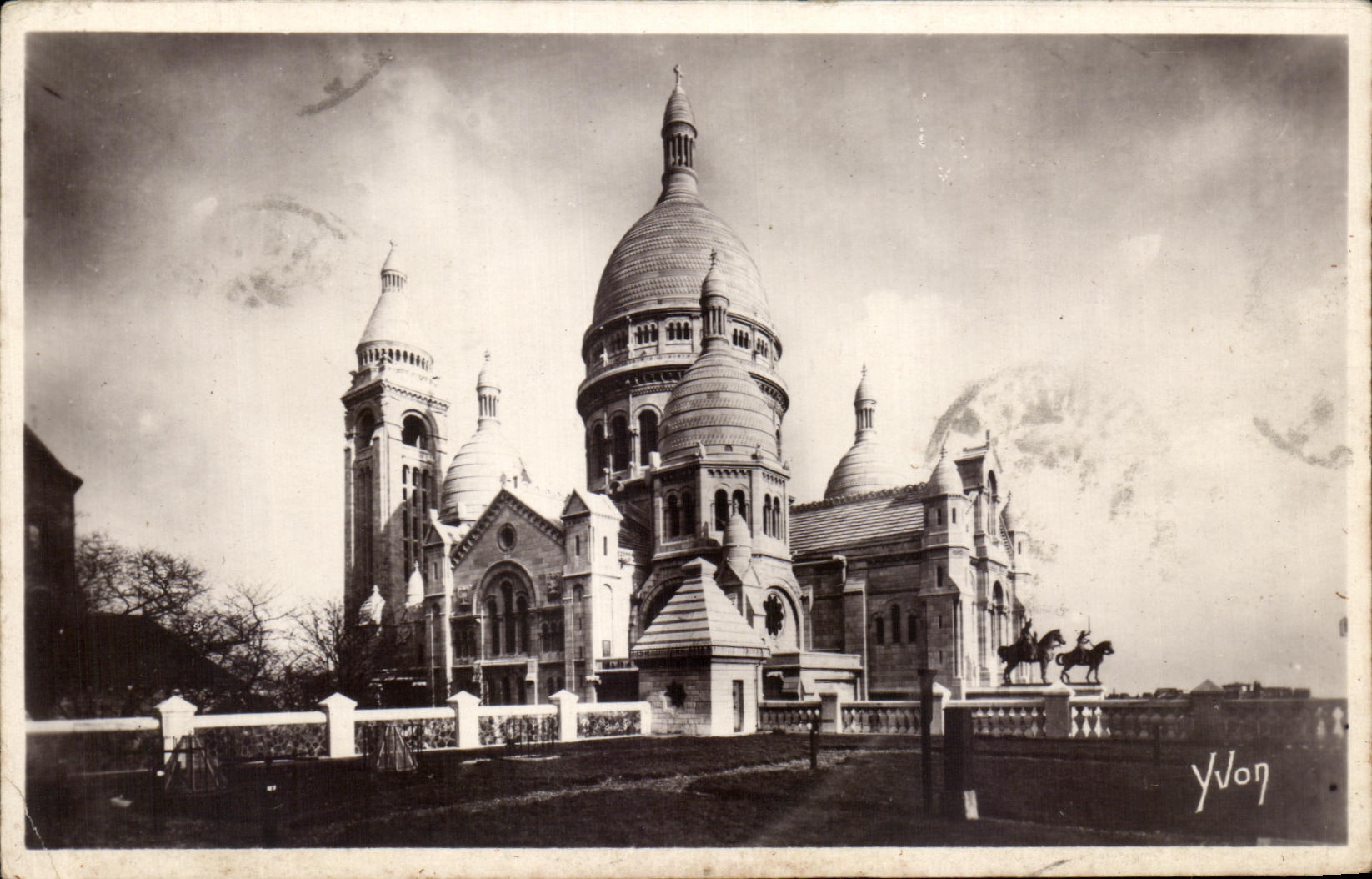 CPA Paris While Strolling Sacring Montmartre Heart