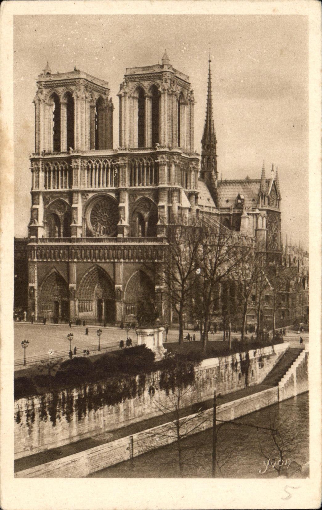 CPA Paris While Strolling Notre Dame Church Notre Dame