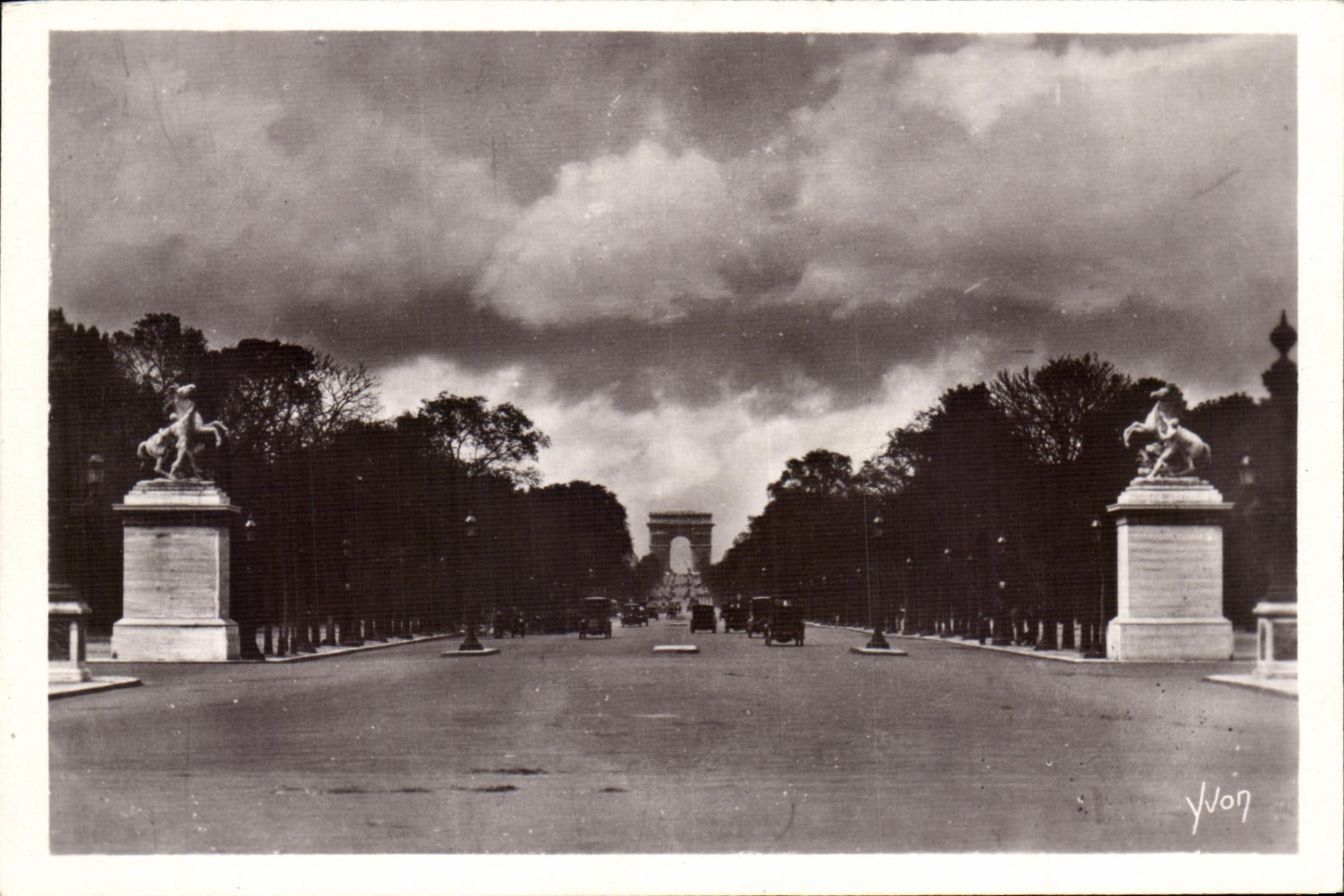 CPA Paris En Flanant Avenue des Champs Elysees Arc de Triomphe 