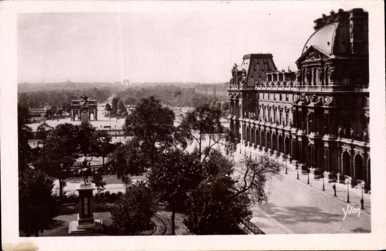 CPA Paris mientras que la opinion que da un paseo sobre Tileries sobre el detalle correcto del Louvre tiene vista sobre el Tuileries