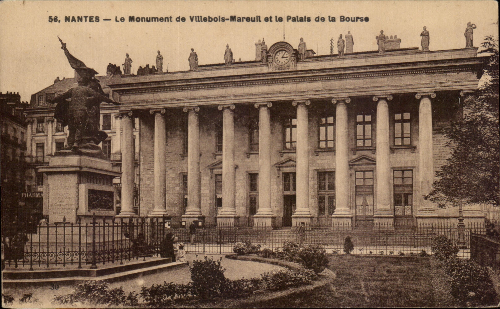 CPA Nantes the Monument of Villenbois Mareuil and the Palate of the Stock Exchange