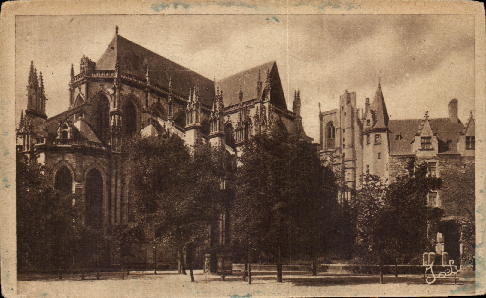 CPA Nantes Bedside and Northern Dimension of the Cathedral the Gate Pierre Saint