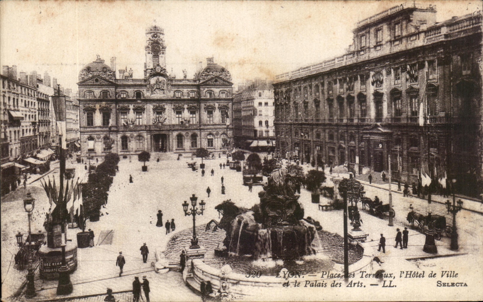CPA Lyon Places the Composts the Town hall and the Palate of Arts