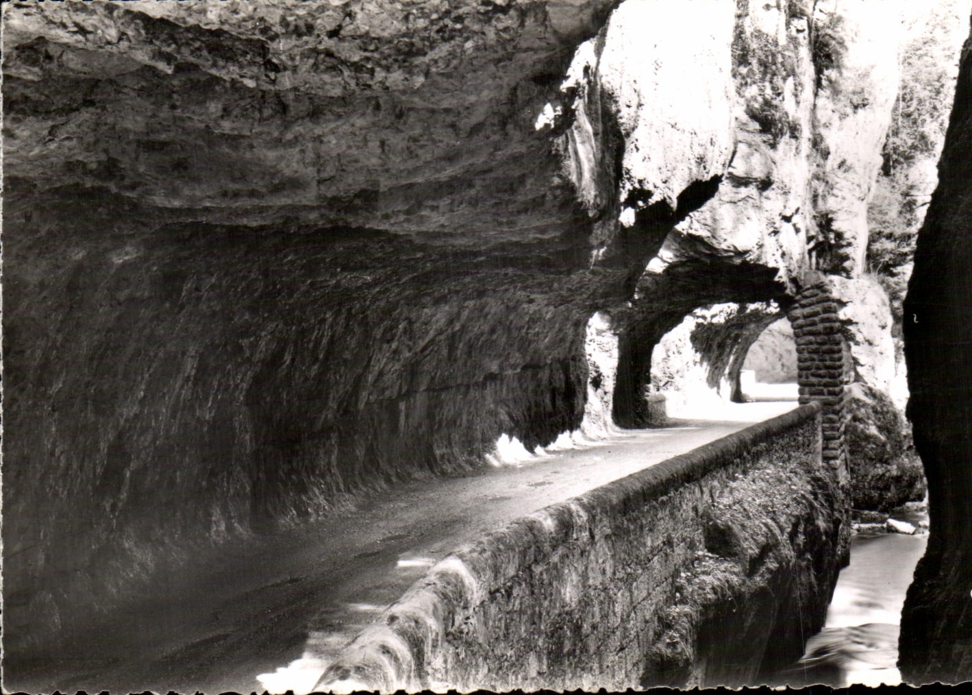CPA Les Belles Alpes Francaises Le Vercors La Route a l'interieur des Grands Goulets