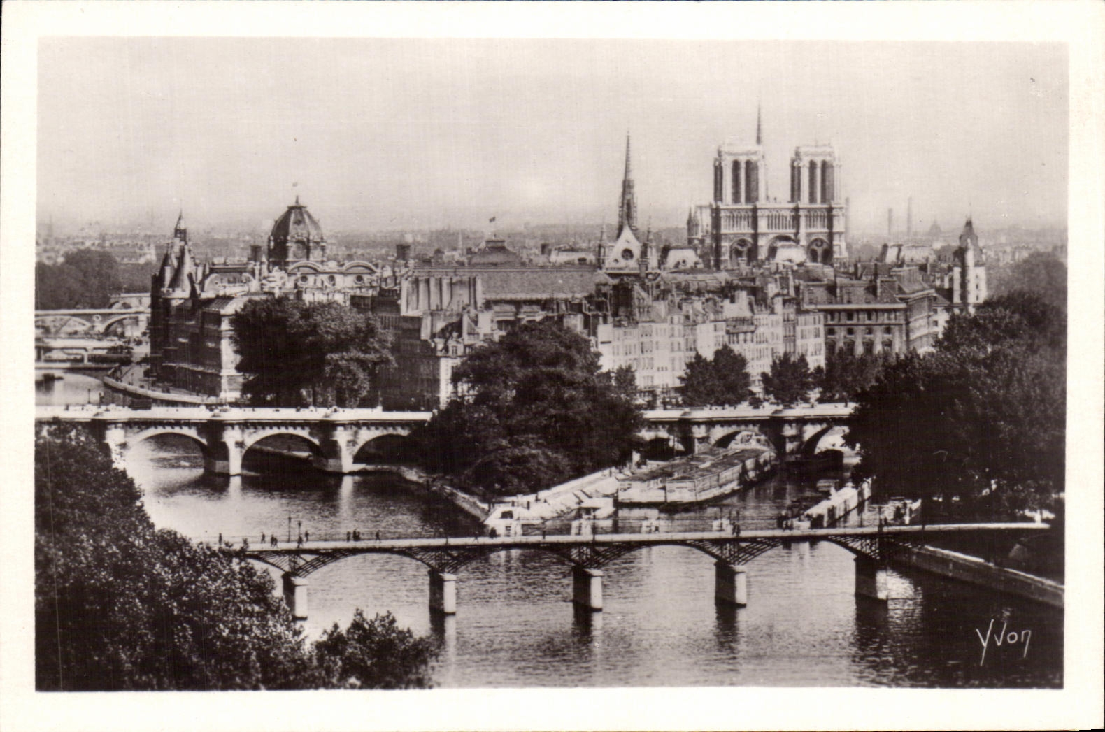 CPA Paris While Strolling the ISCED City Notre Dame