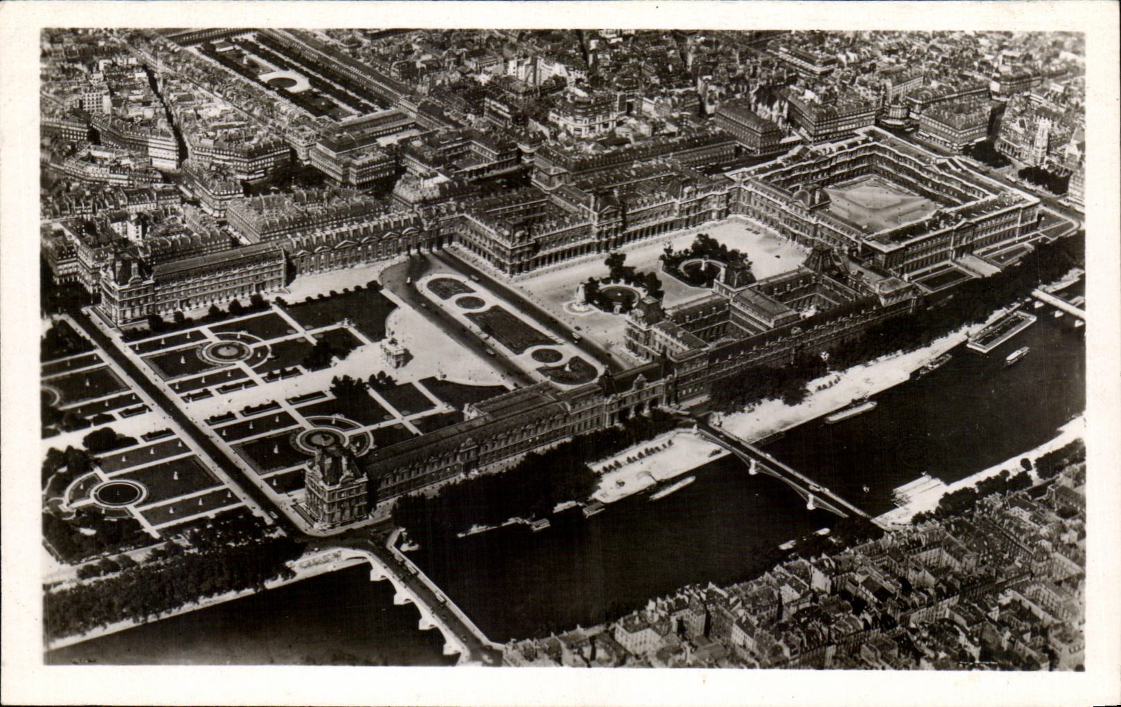 CPA Paris en el paladar plano del carrusel de And del Louvre