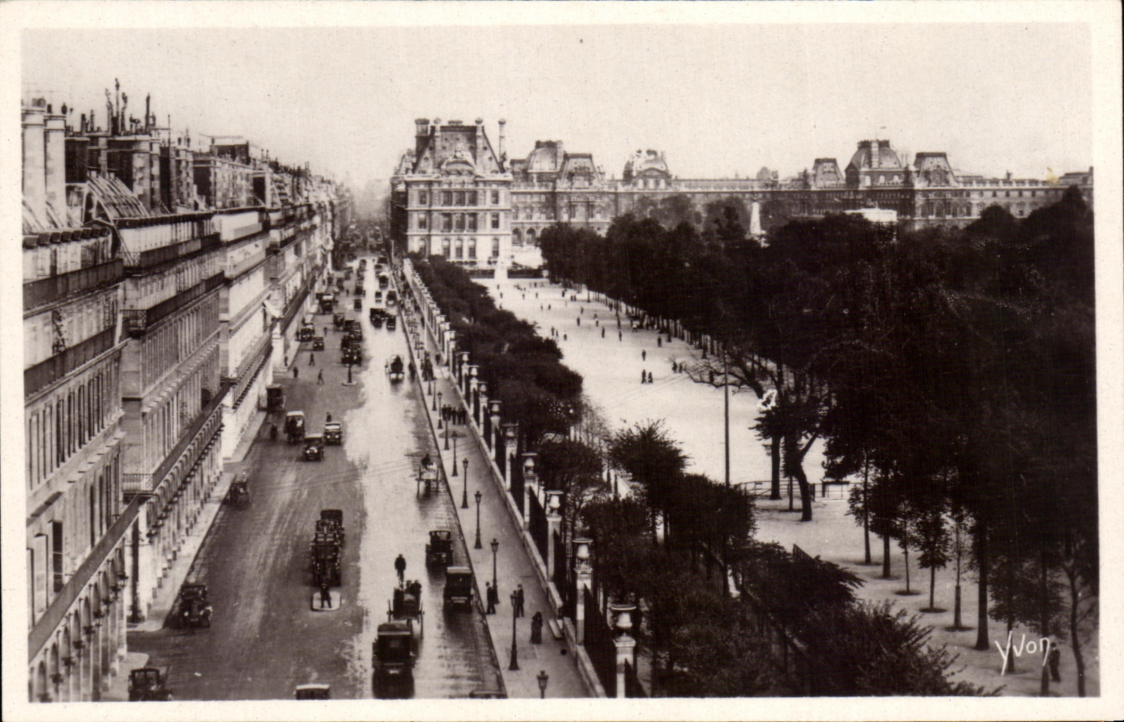 CPA Paris While Strolling Street De Rivoli And Jardin Of Tileries