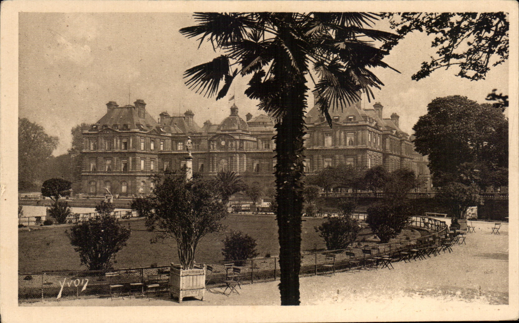 CPA Paris While Strolling the Palate of Luxembourg