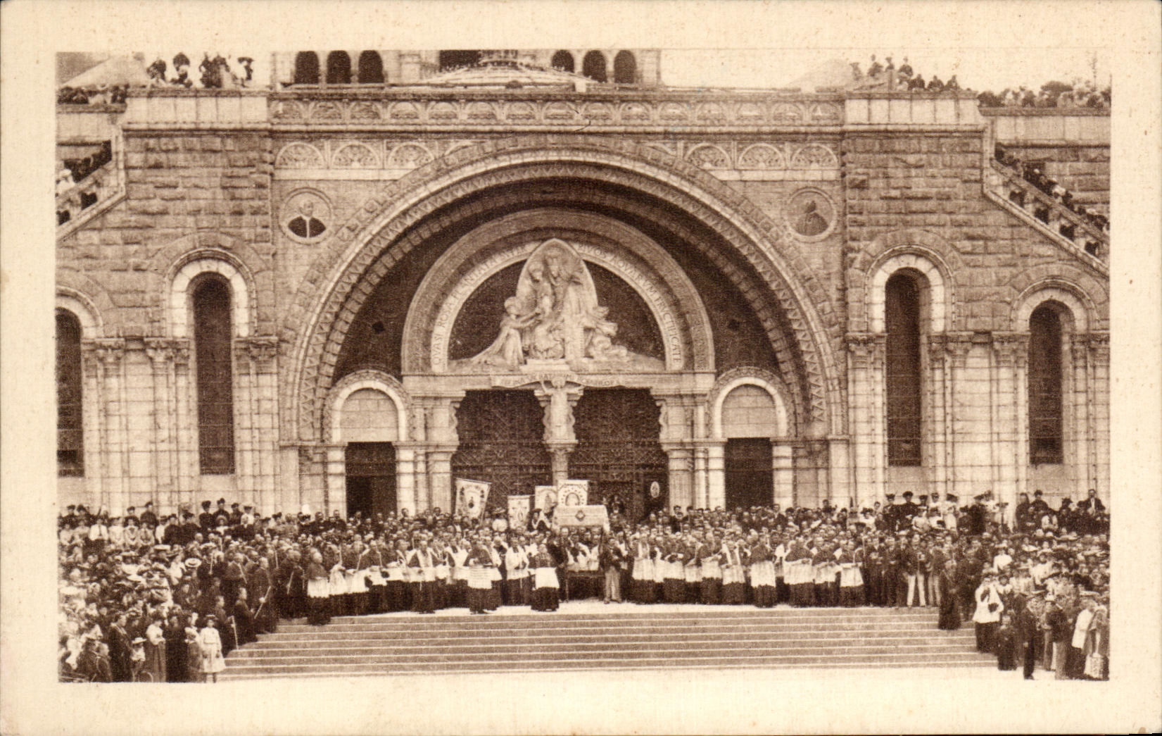 CPA Lourdes entree Du rosaire Benediction Du Tres St Sacrement