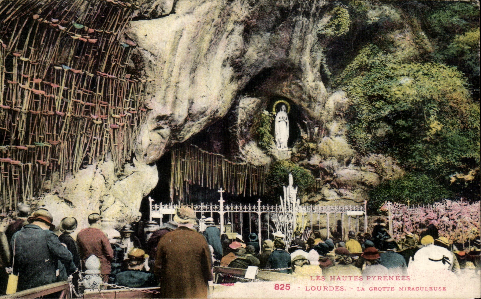 CPA Les Hautes Pyrenees Lourdes La Grotte