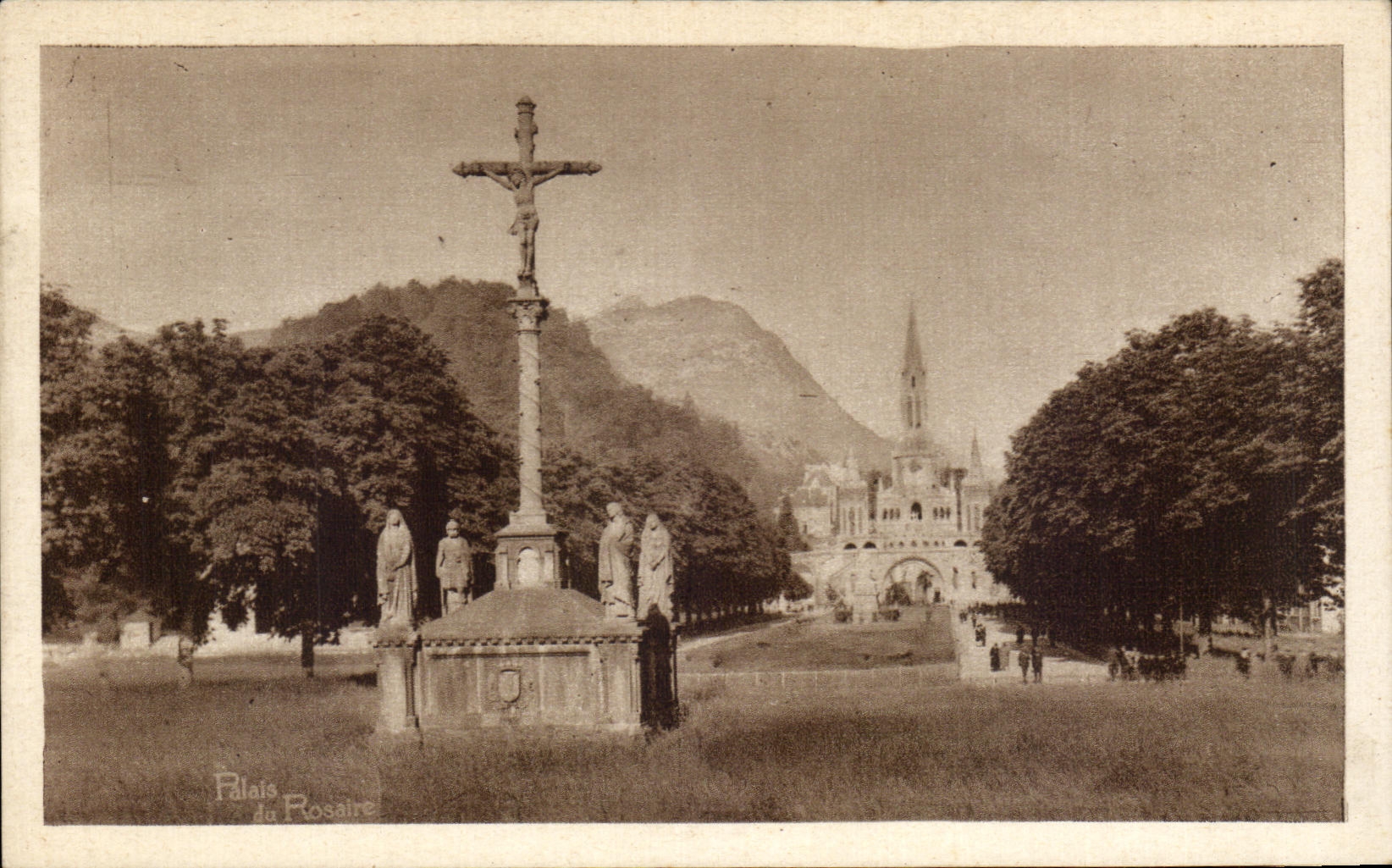 CPA Lourdes Calvaire Breton Et Esplanade