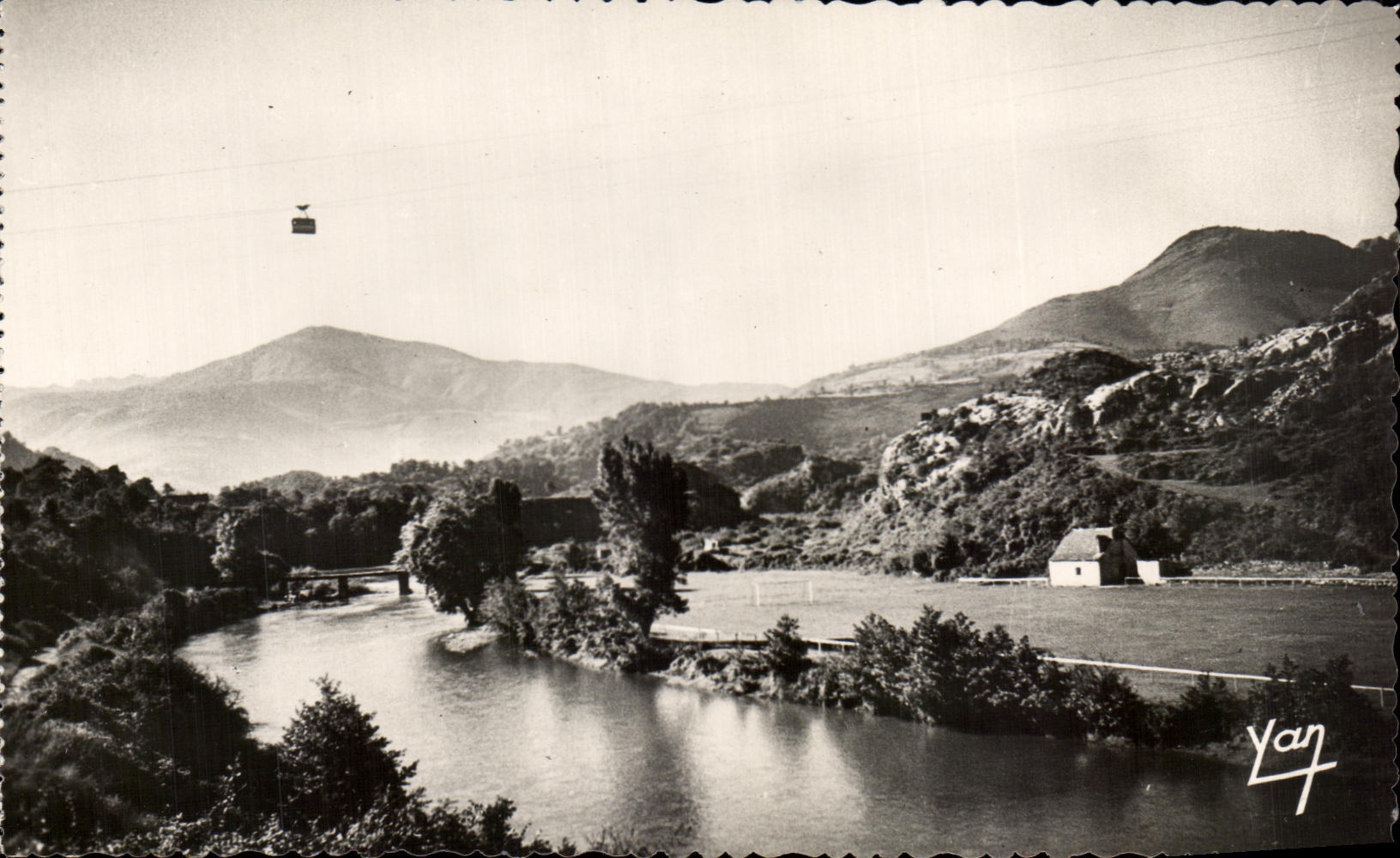 CPA Lourdes Le Beout en Teleferique Une Cabine surplombe le Gave
