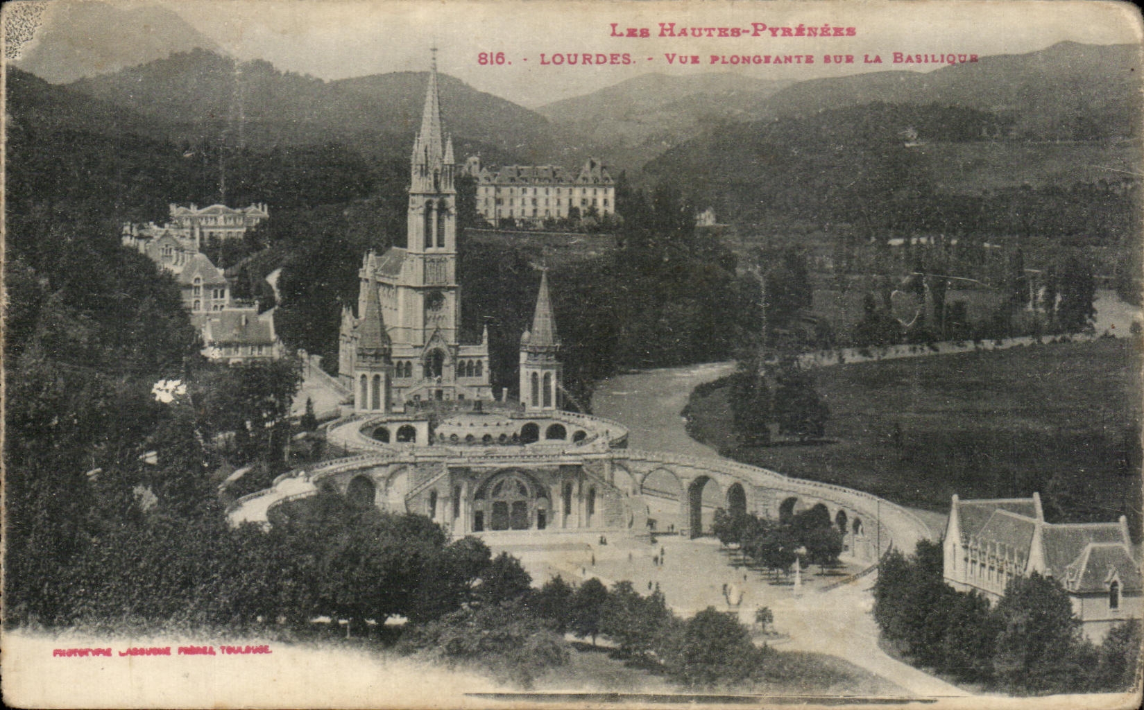 CPA Lourdes Vue plongeante Sur la Basilique Les Hautes Pyrenees