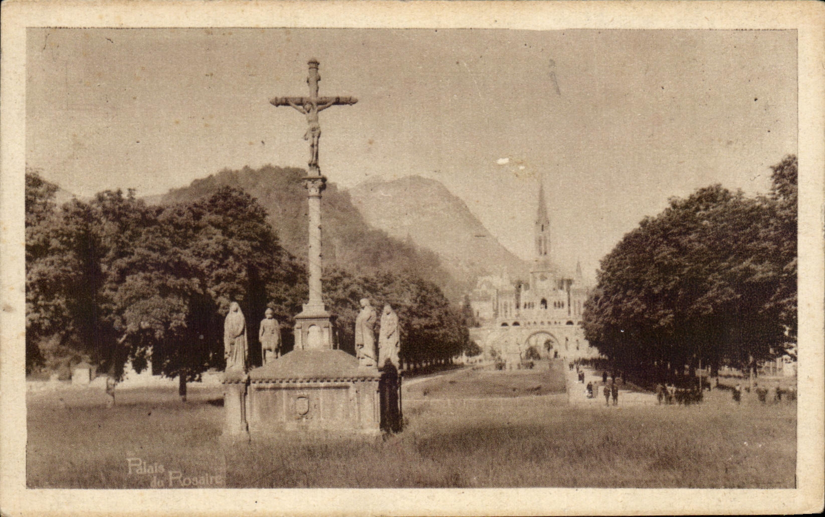CPA Lourdes Calvaire Breton et Esplanade