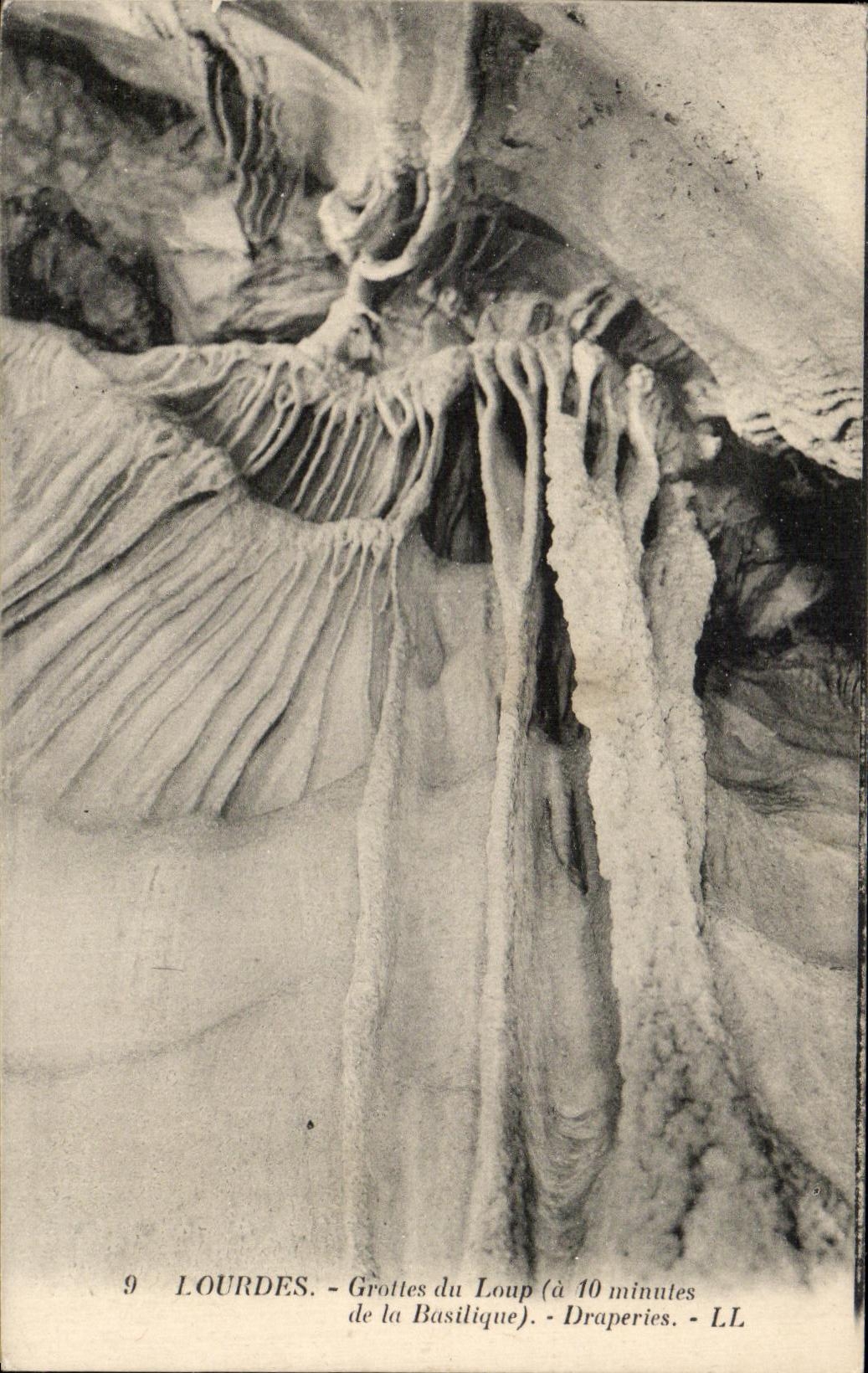CPA Lourdes Grottes du Loup Draperies