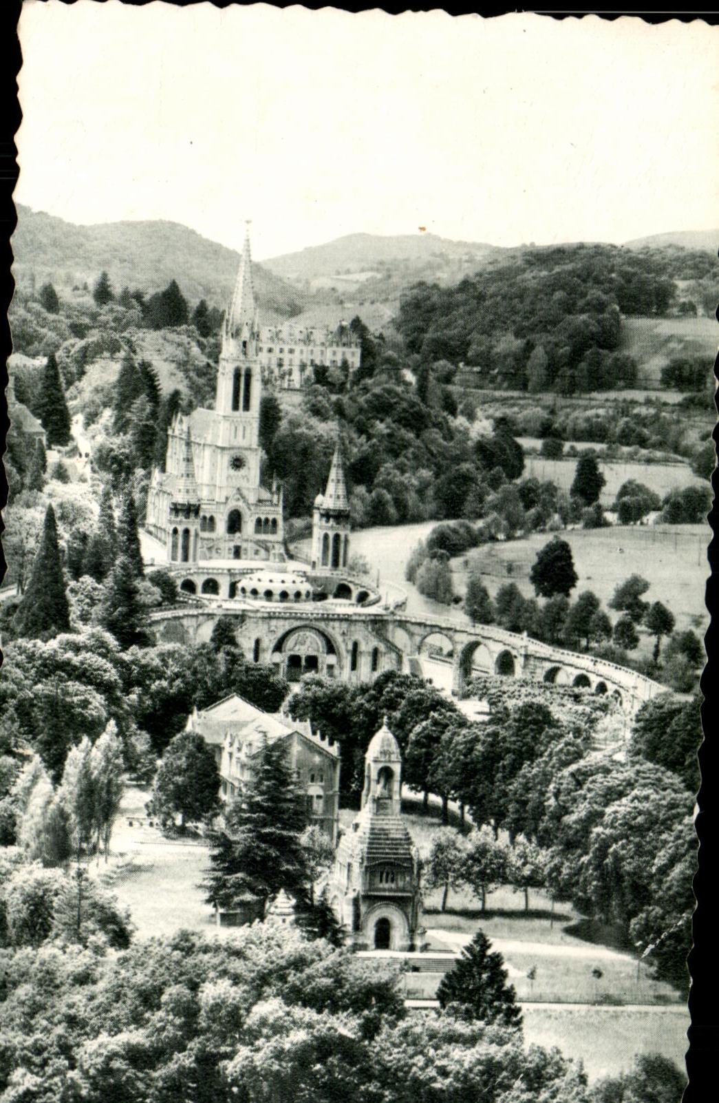 CPA Lourdes La Basilique et le Gave Monument Interallie