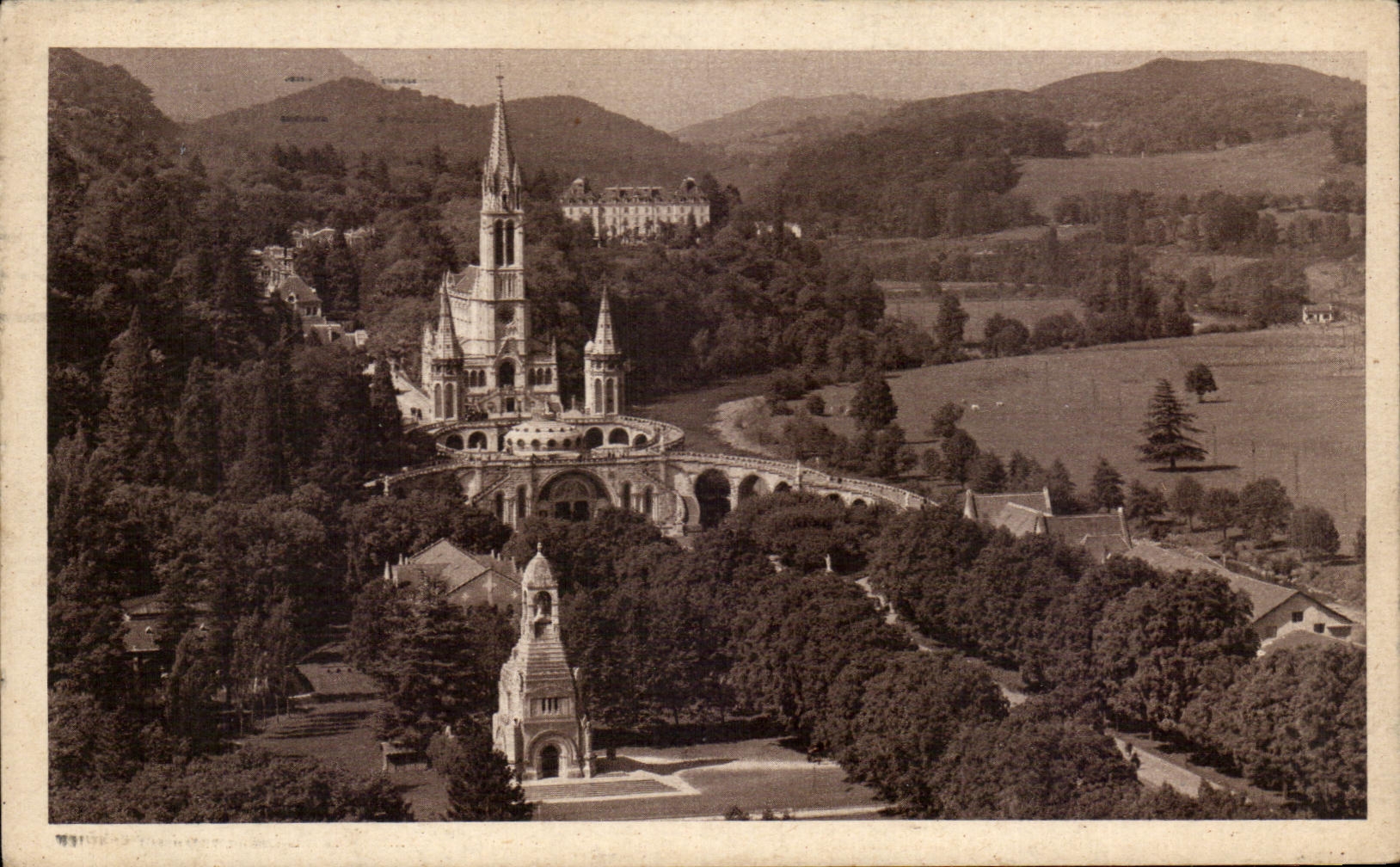 CPA Lourdes Le Monument aux Morts et la Basilique 