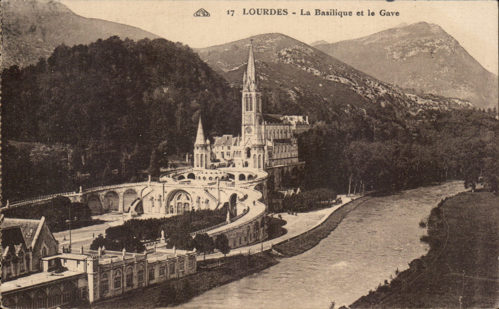CPA Lourdes La Basilique et la Gave
