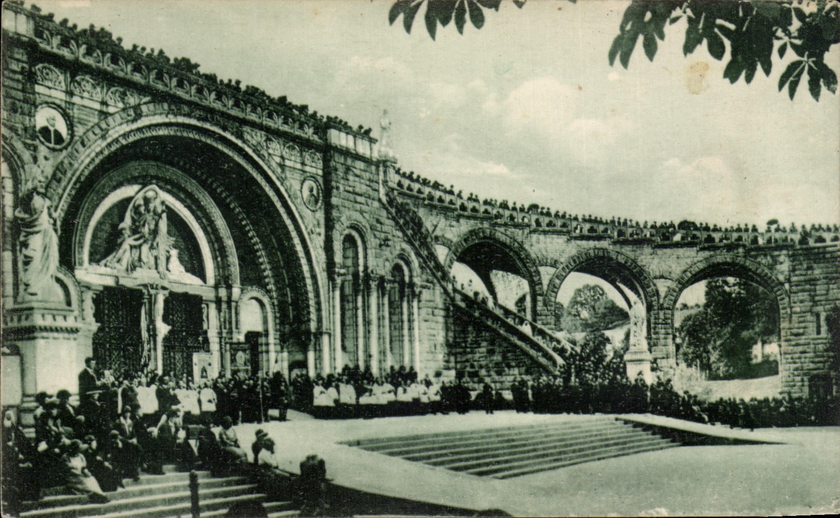 CPA Lourdes La Basilique Pendant la Benediction