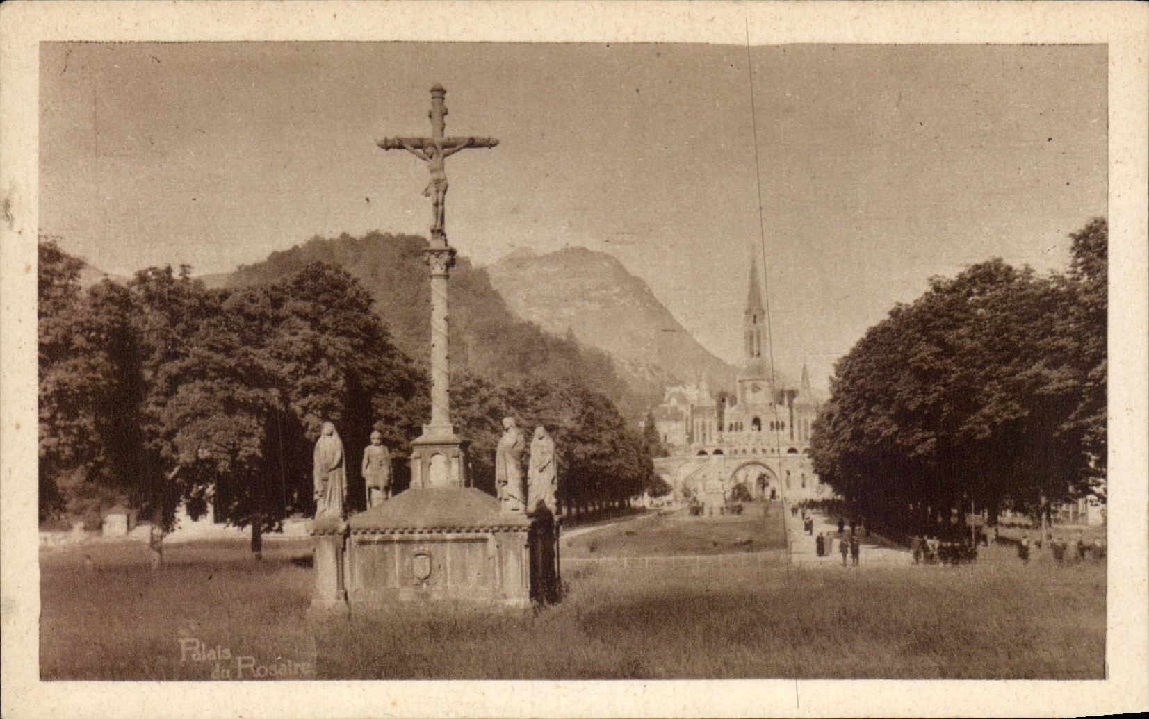 CPA Lourdes Calvaire Breton et Esplanade